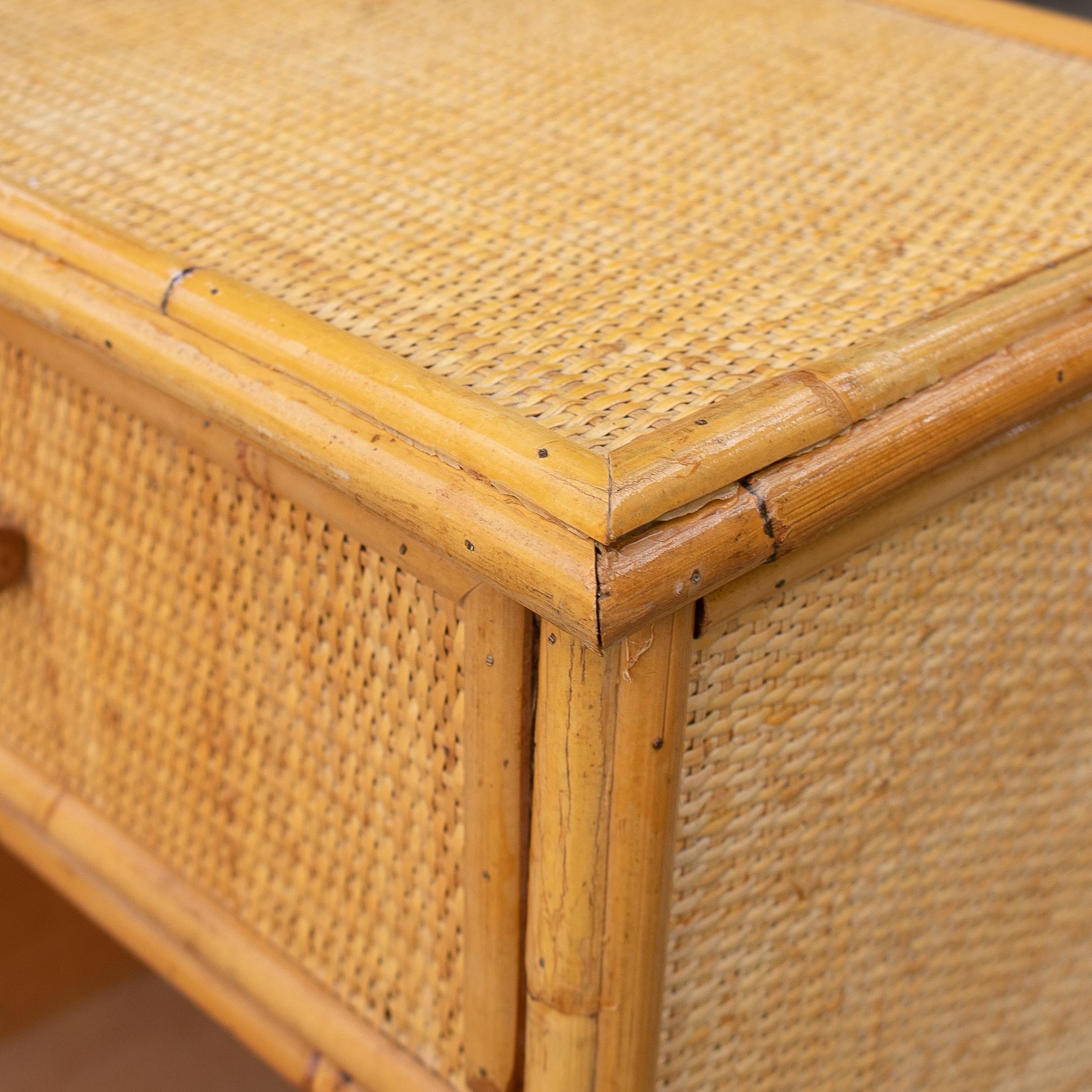Table de chevet des années 1970 en bambou et rotin avec tiroirs en vente 7
