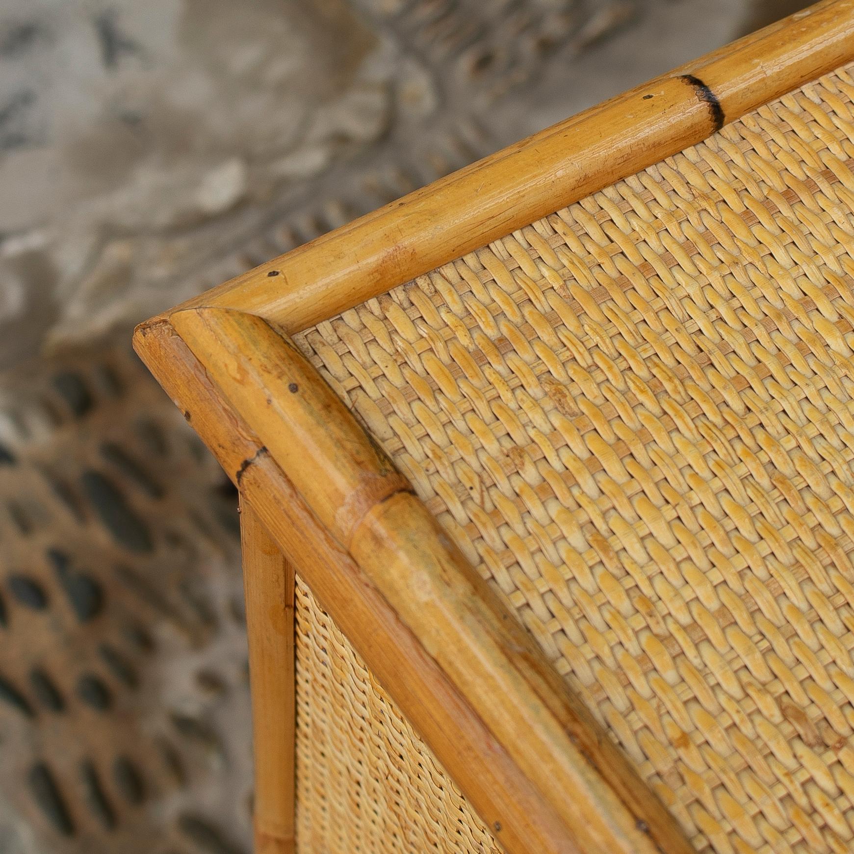 Table de chevet des années 1970 en bambou et rotin avec tiroirs en vente 8