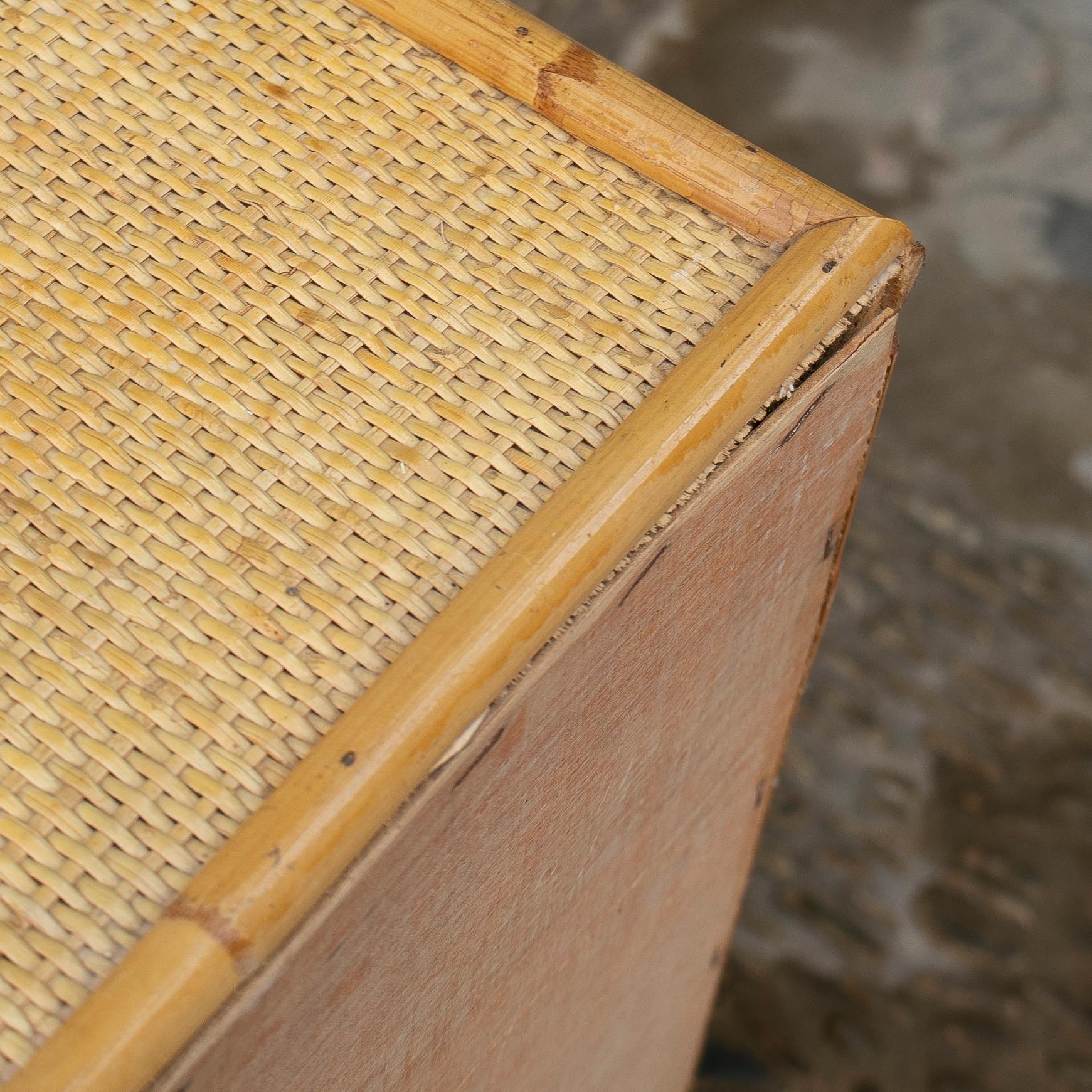 Table de chevet des années 1970 en bambou et rotin avec tiroirs en vente 10