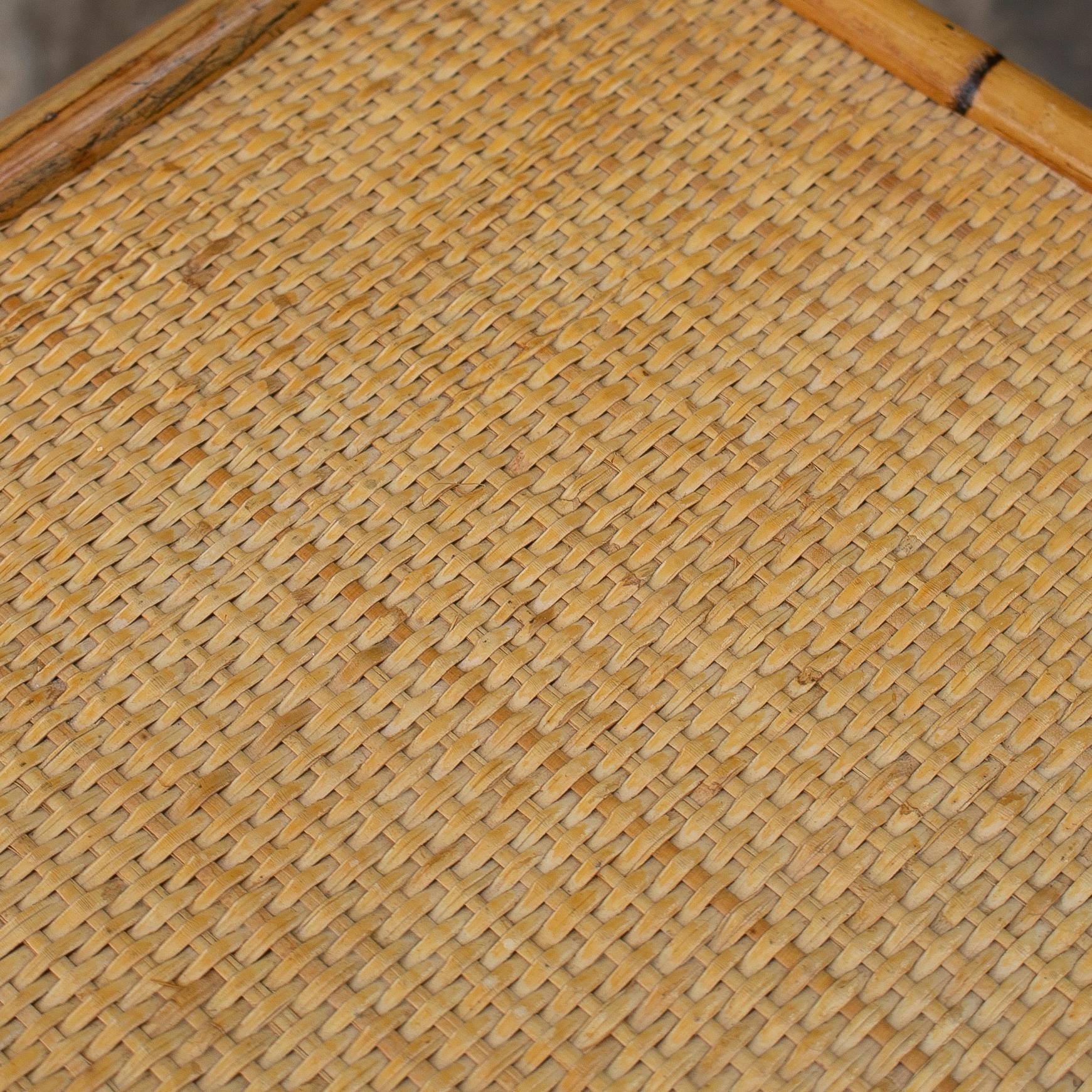 Table de chevet des années 1970 en bambou et rotin avec tiroirs en vente 13