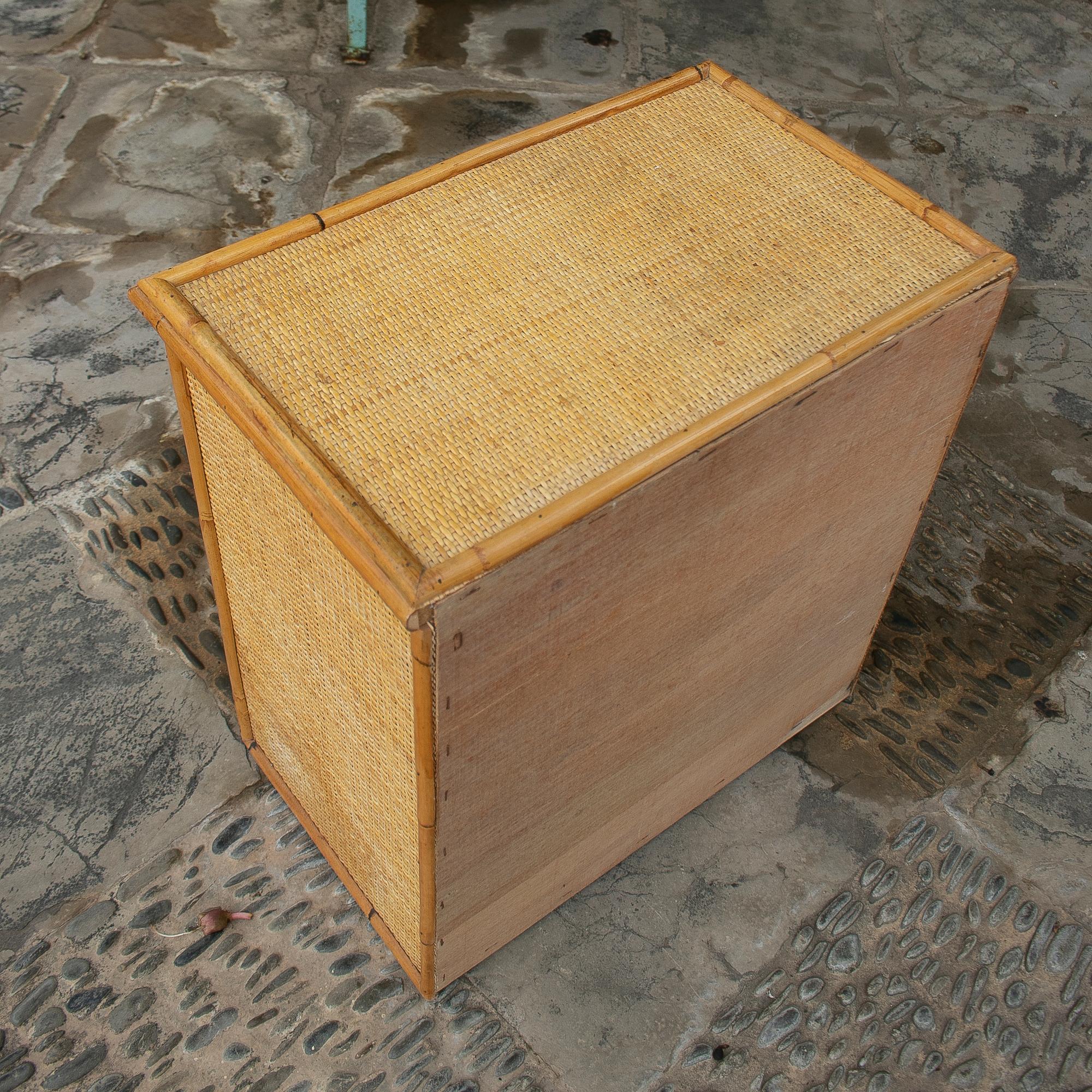Table de chevet des années 1970 en bambou et rotin avec tiroirs en vente 1