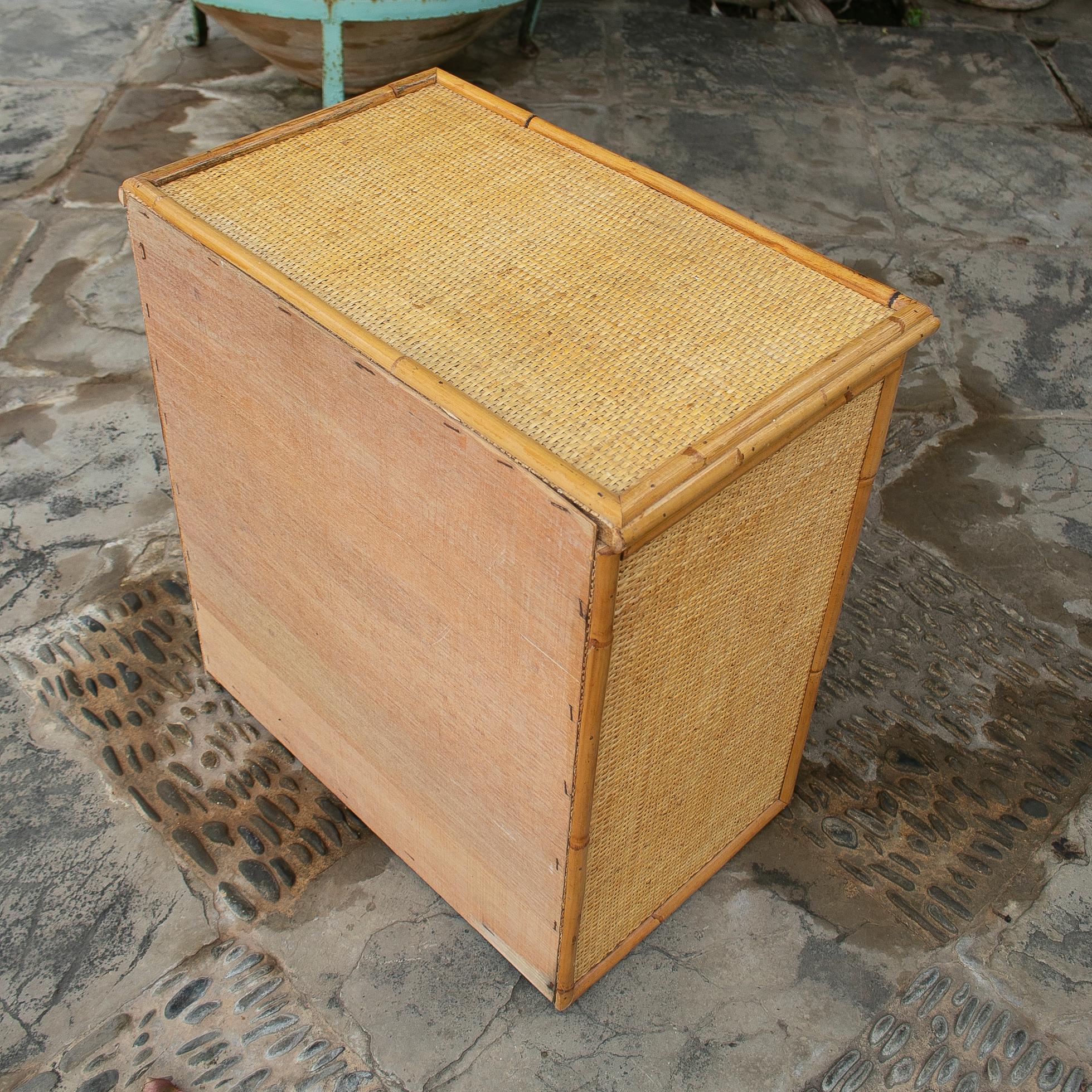 Table de chevet des années 1970 en bambou et rotin avec tiroirs en vente 3