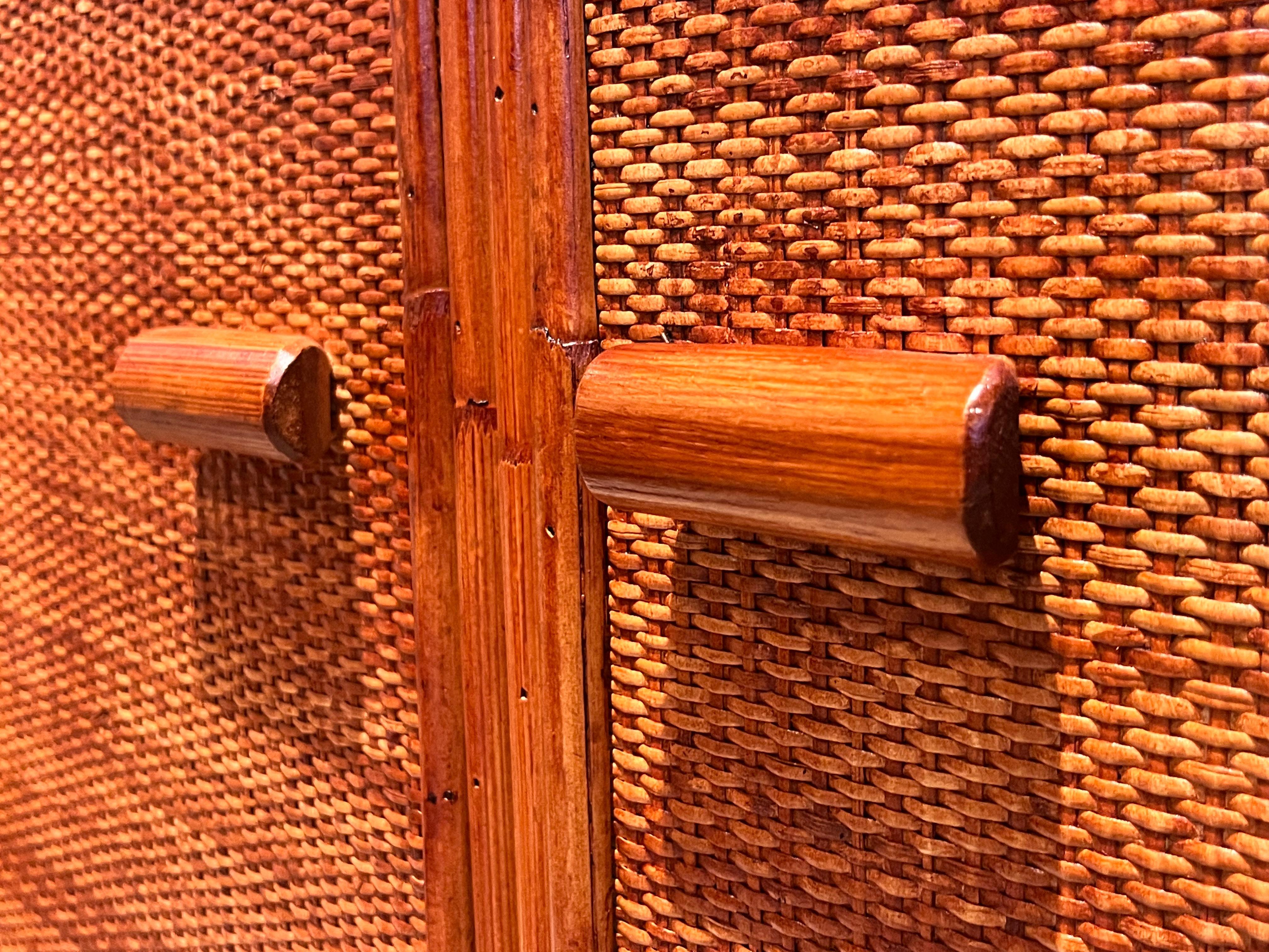 Mueble en forma de pagoda de bambú y ratán de los años 70 3