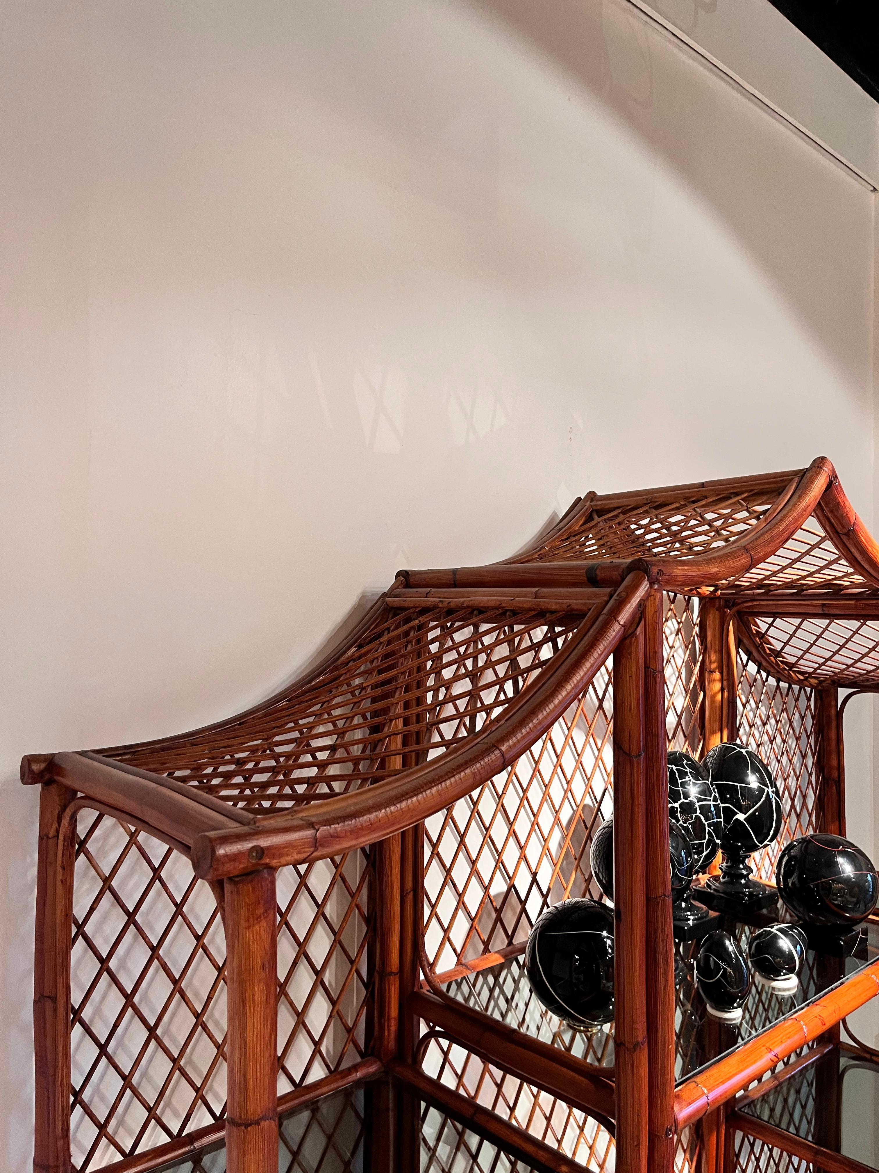 Mueble en forma de pagoda de bambú y ratán de los años 70 4