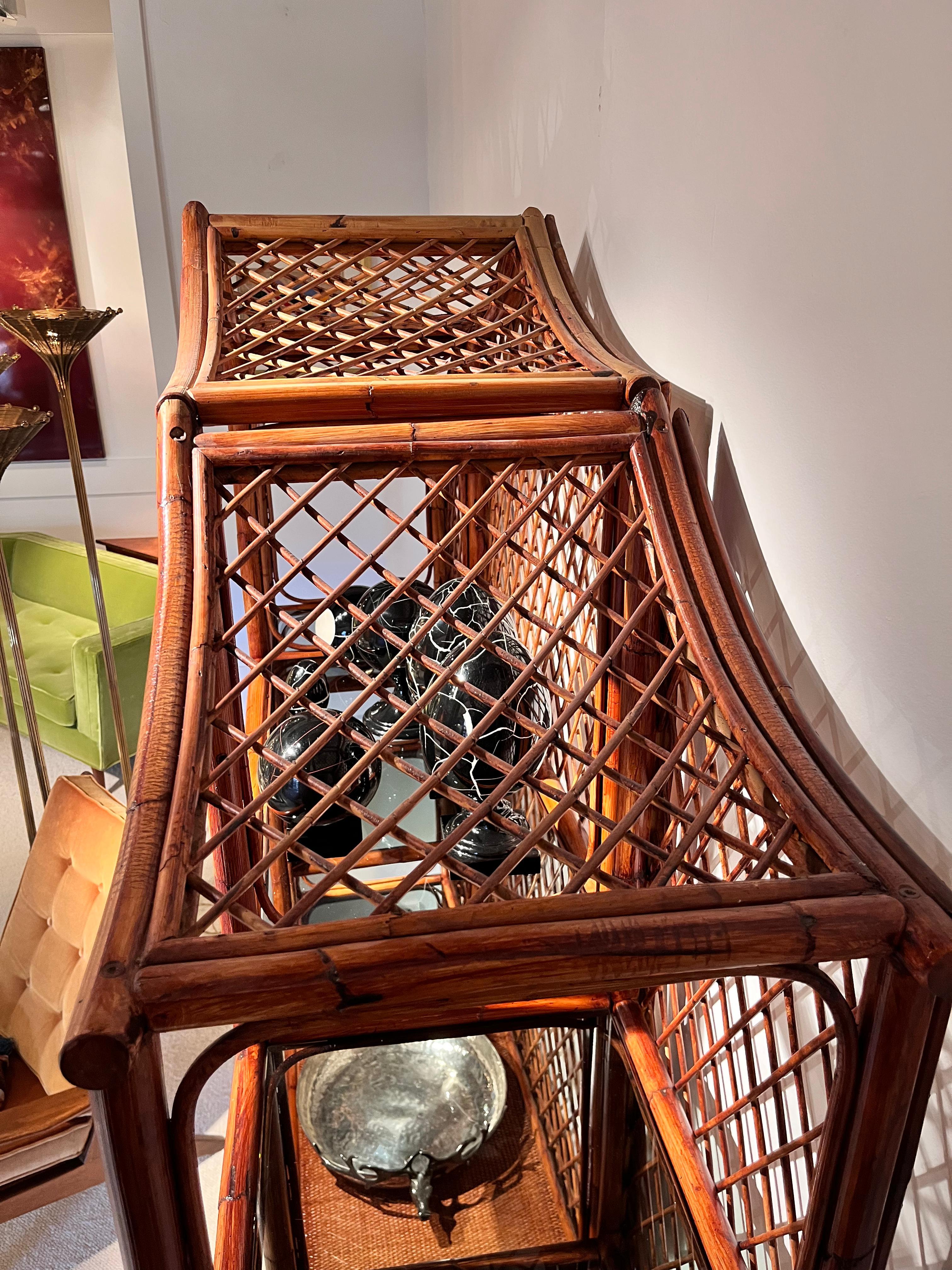 Mueble en forma de pagoda de bambú y ratán de los años 70 6