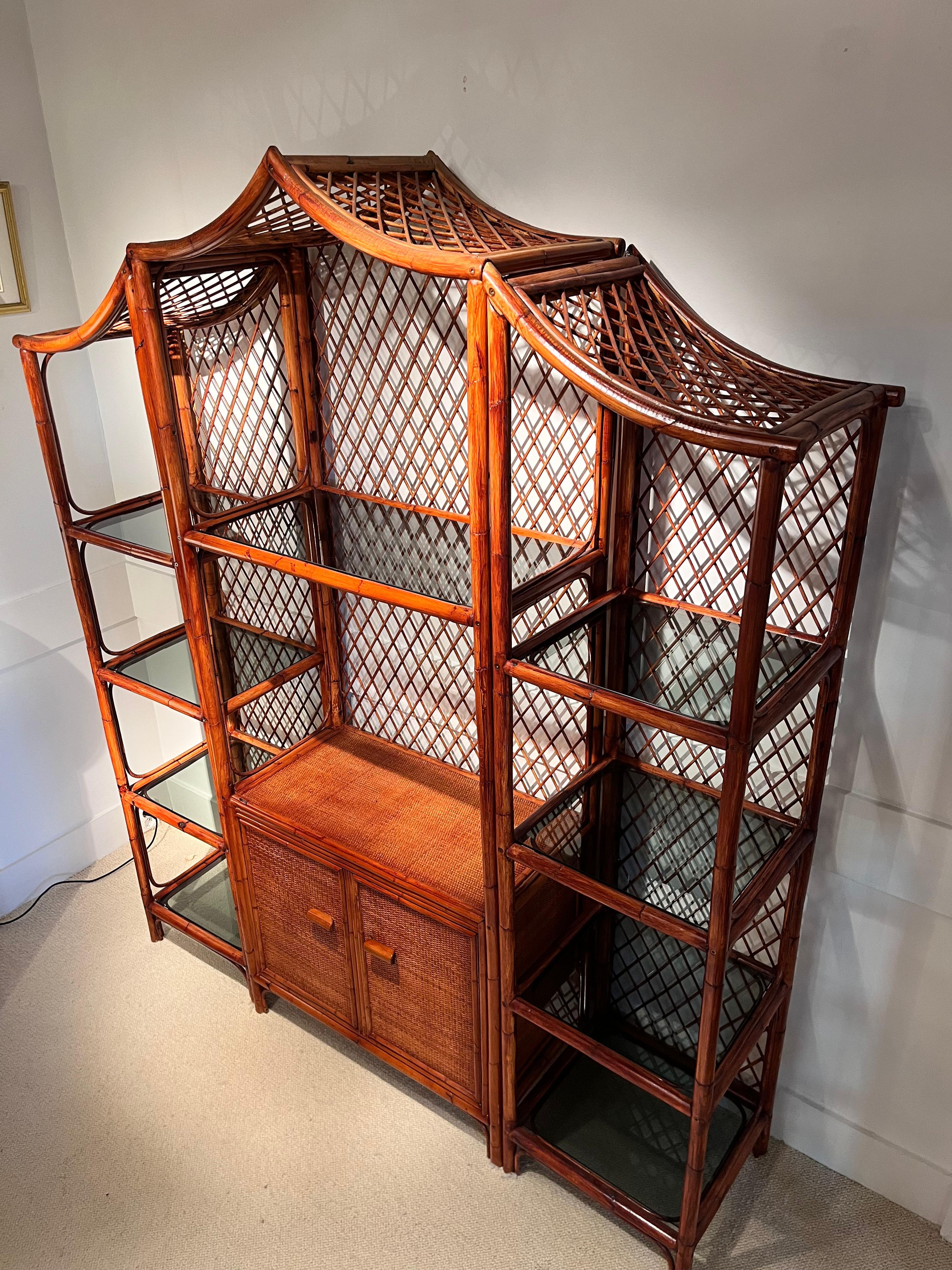Mueble en forma de pagoda de bambú y ratán de los años 70 Moderno de mediados de siglo