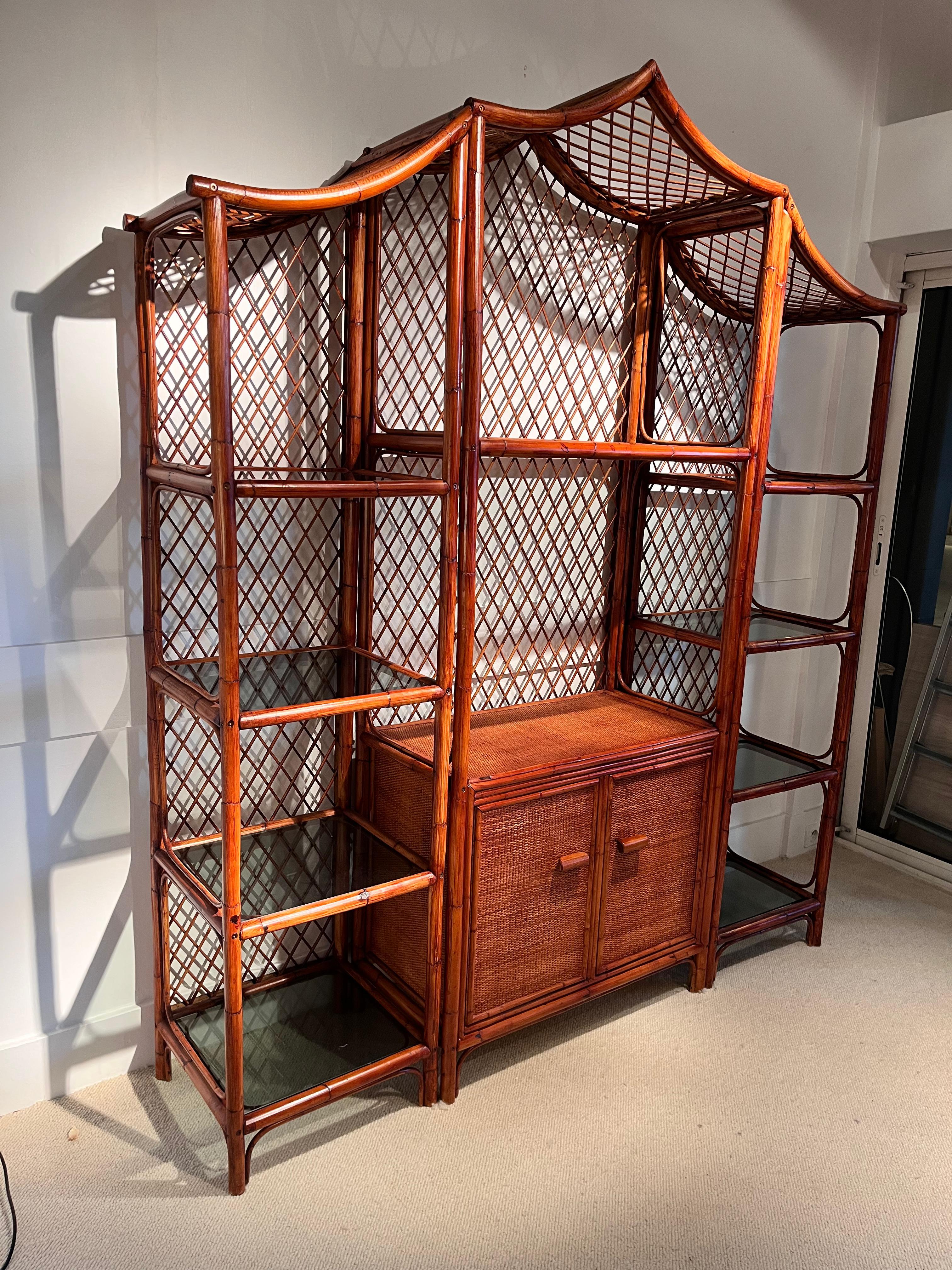 Mueble en forma de pagoda de bambú y ratán de los años 70 Francés