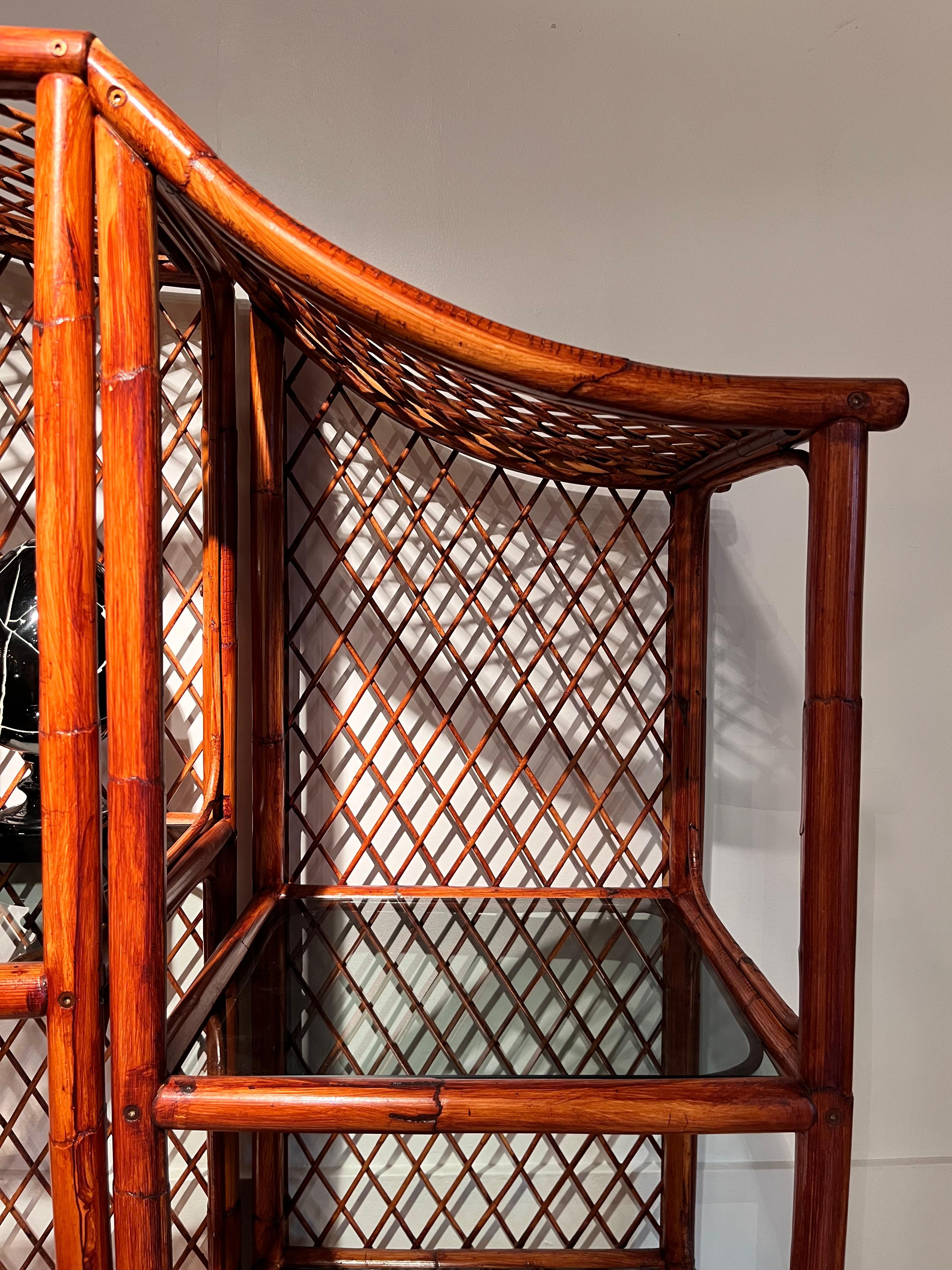 Mueble en forma de pagoda de bambú y ratán de los años 70 finales del siglo XX