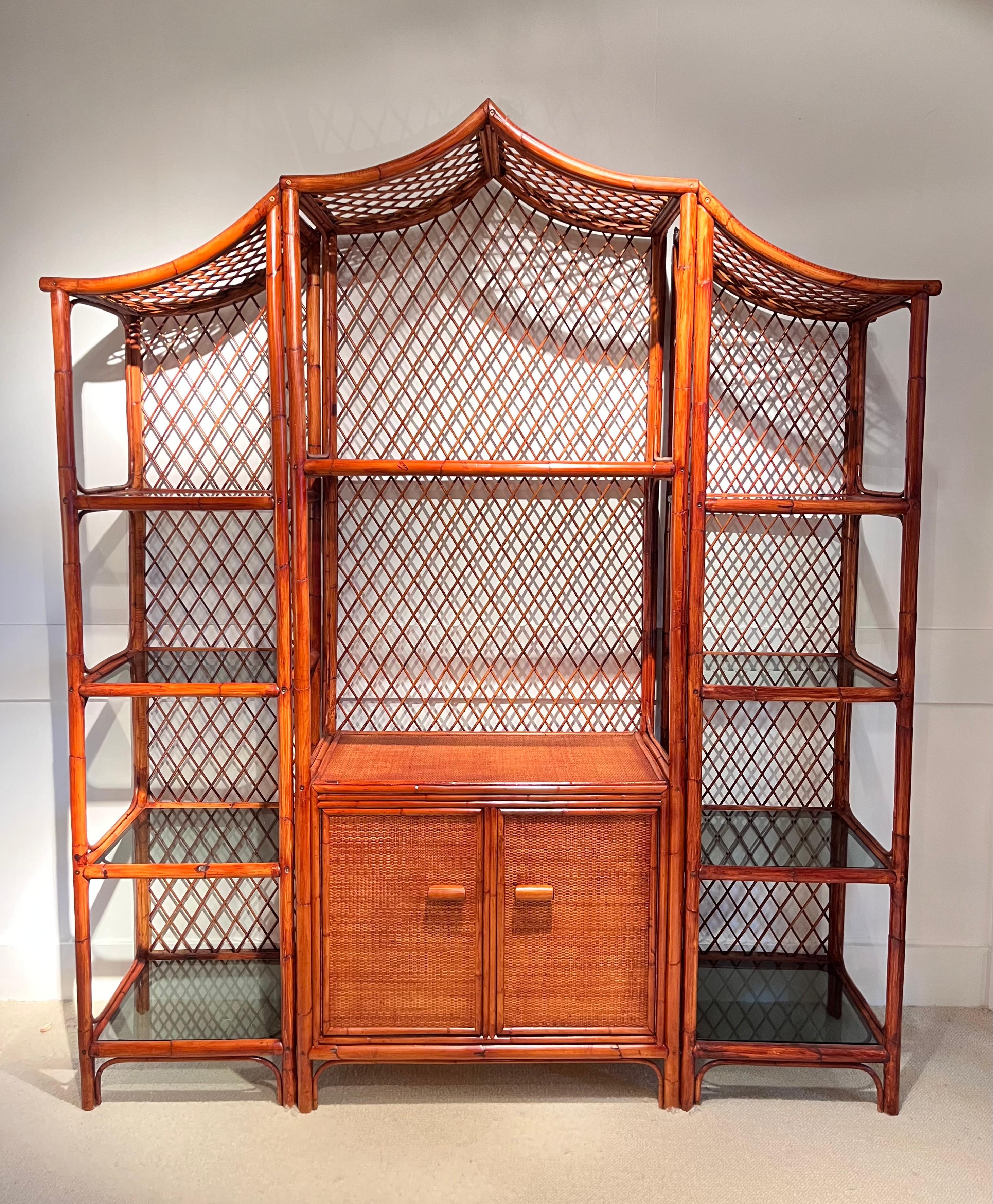 Mueble en forma de pagoda de bambú y ratán de los años 70 Bambú