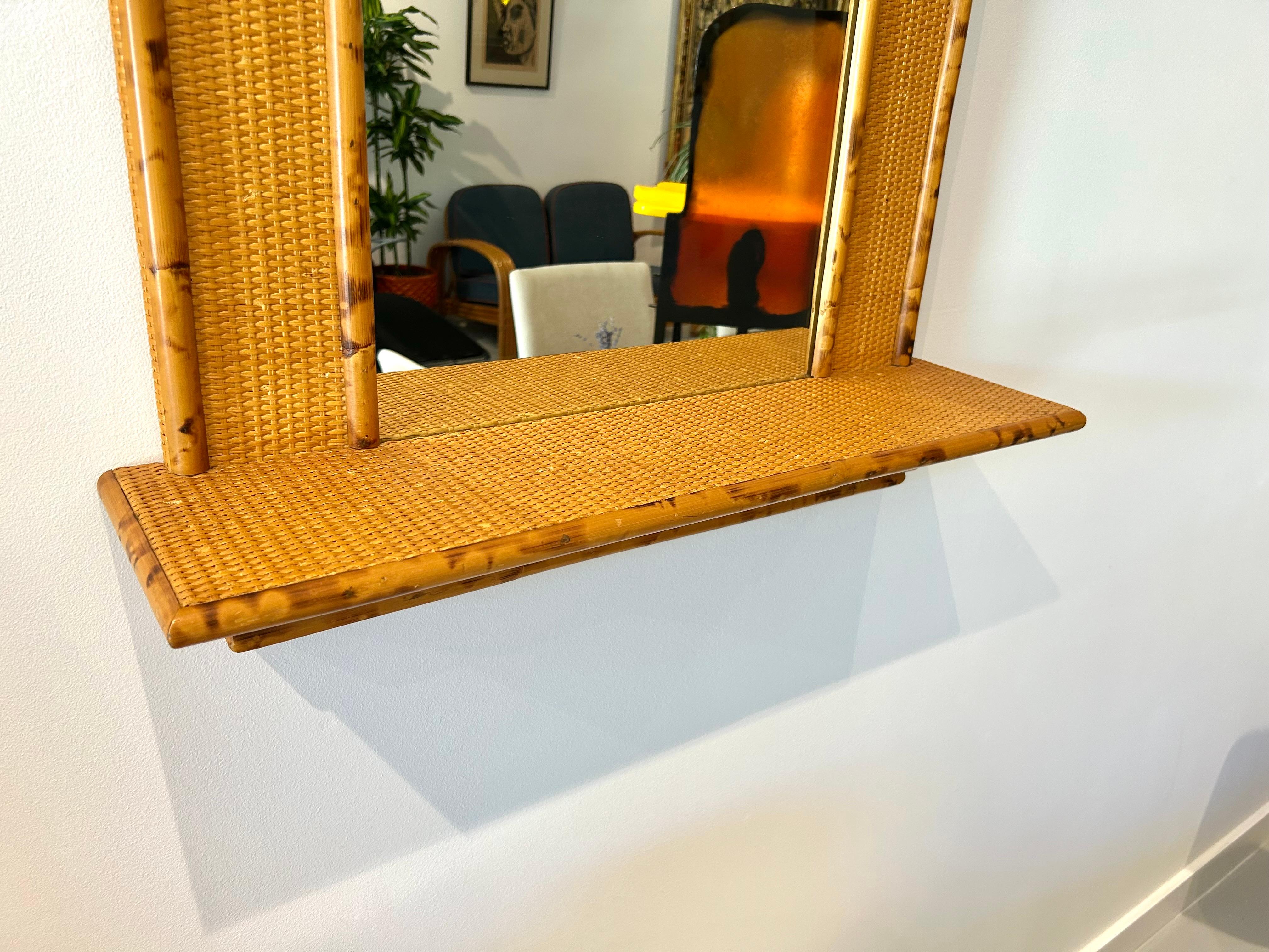 Bambou Miroir mural en bambou et rotin des années 1970 avec console en vente