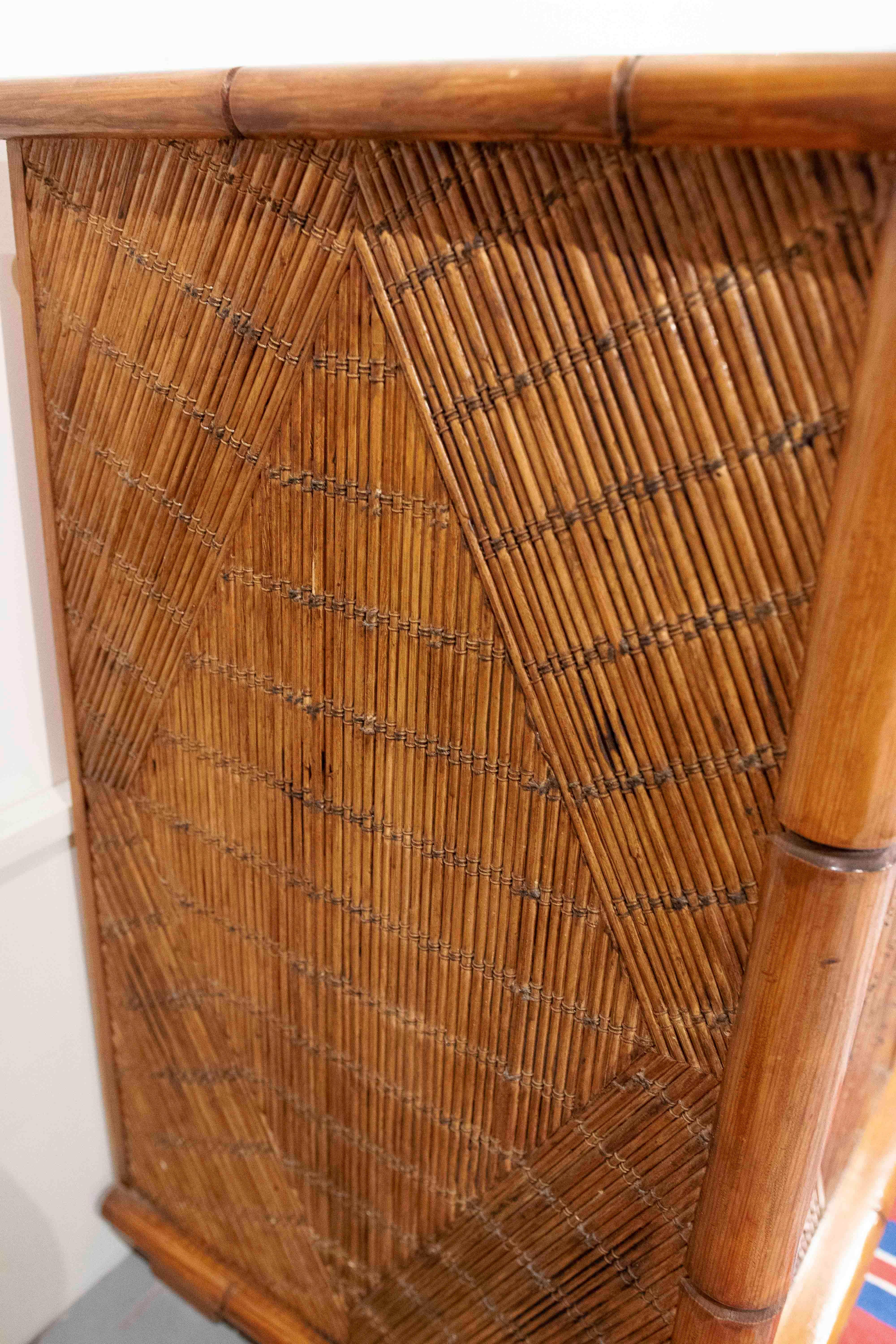 Aparador de madera y bambú de los años 70 con puertas y cajones en venta 4
