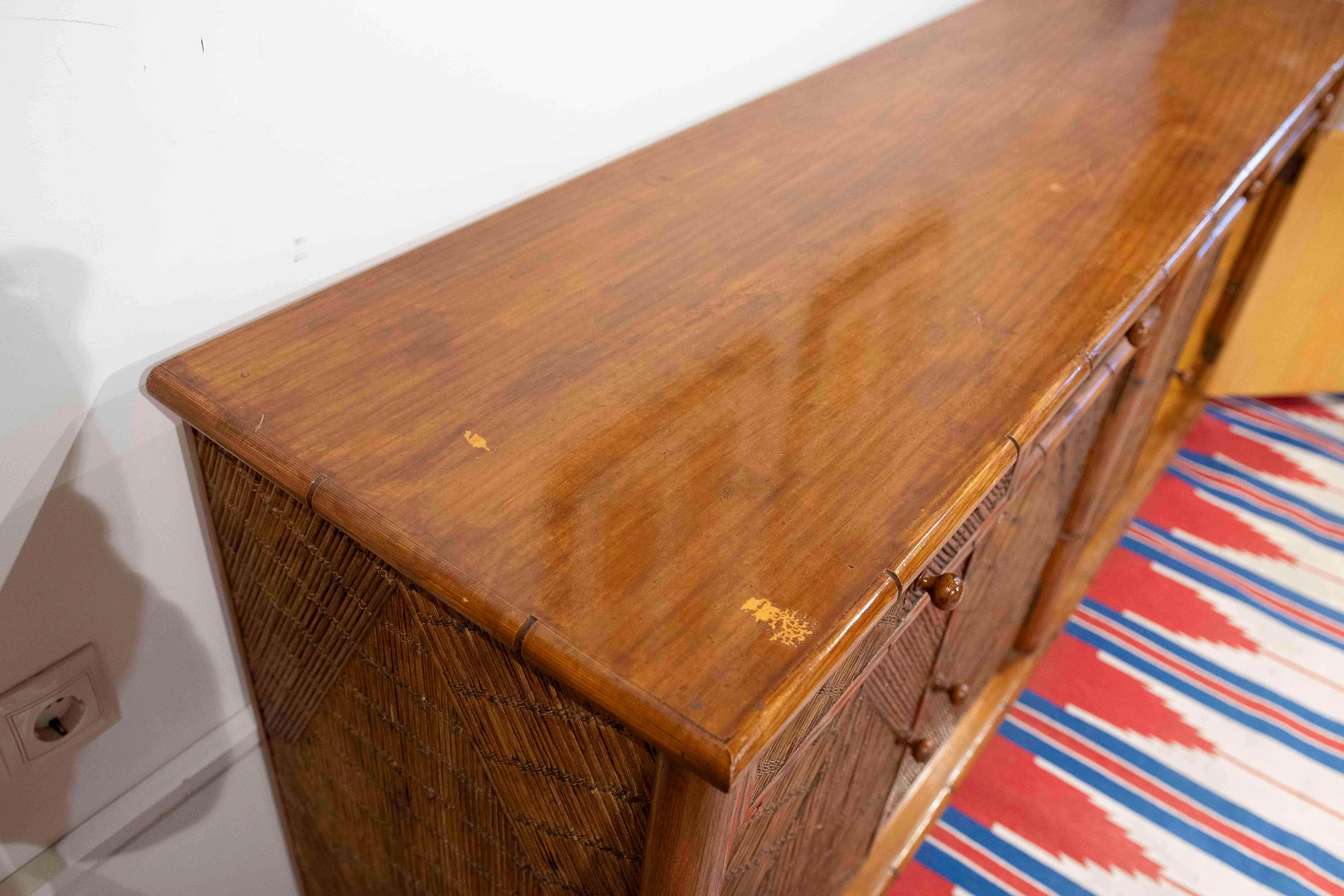 Aparador de madera y bambú de los años 70 con puertas y cajones en venta 5