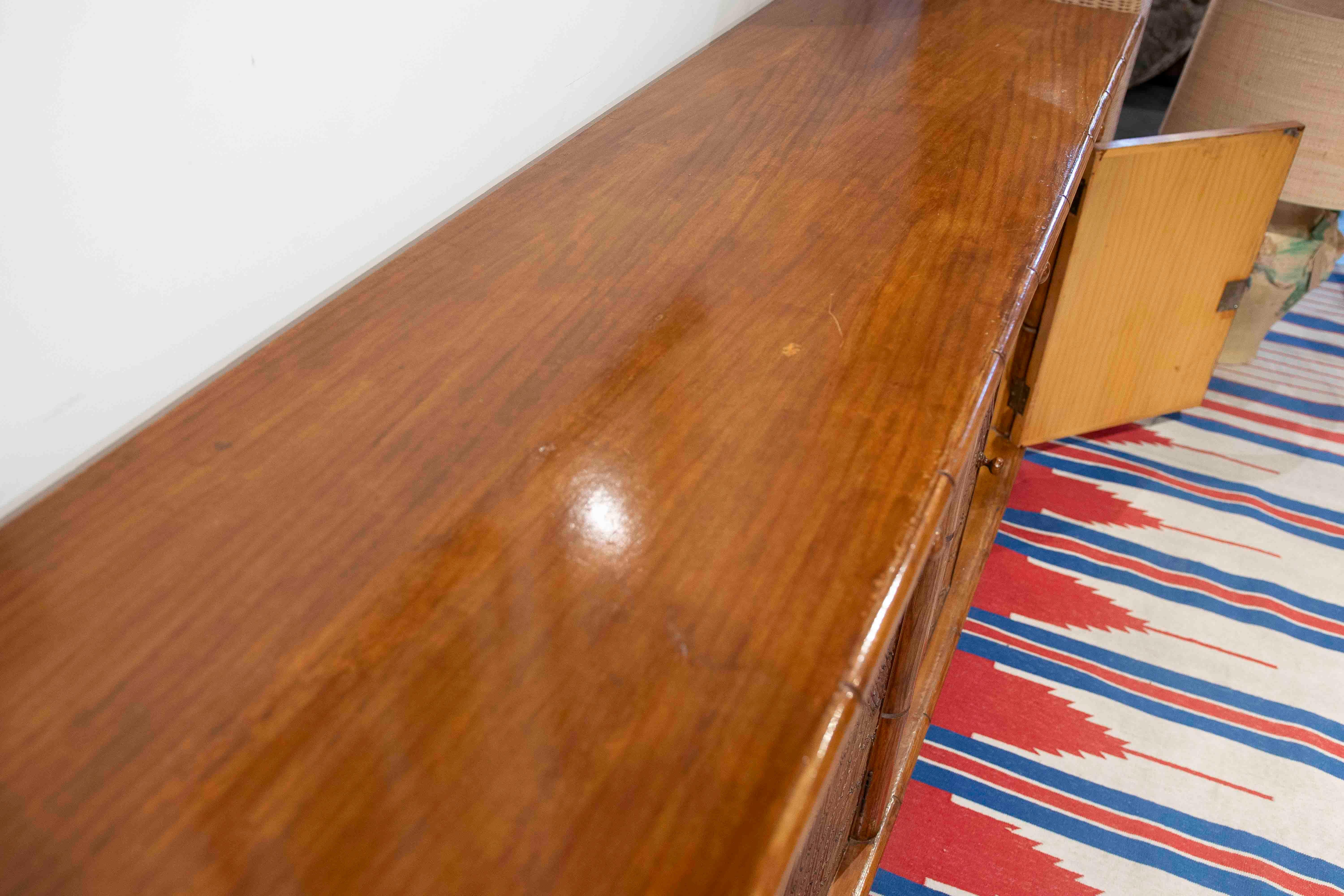 Aparador de madera y bambú de los años 70 con puertas y cajones en venta 6