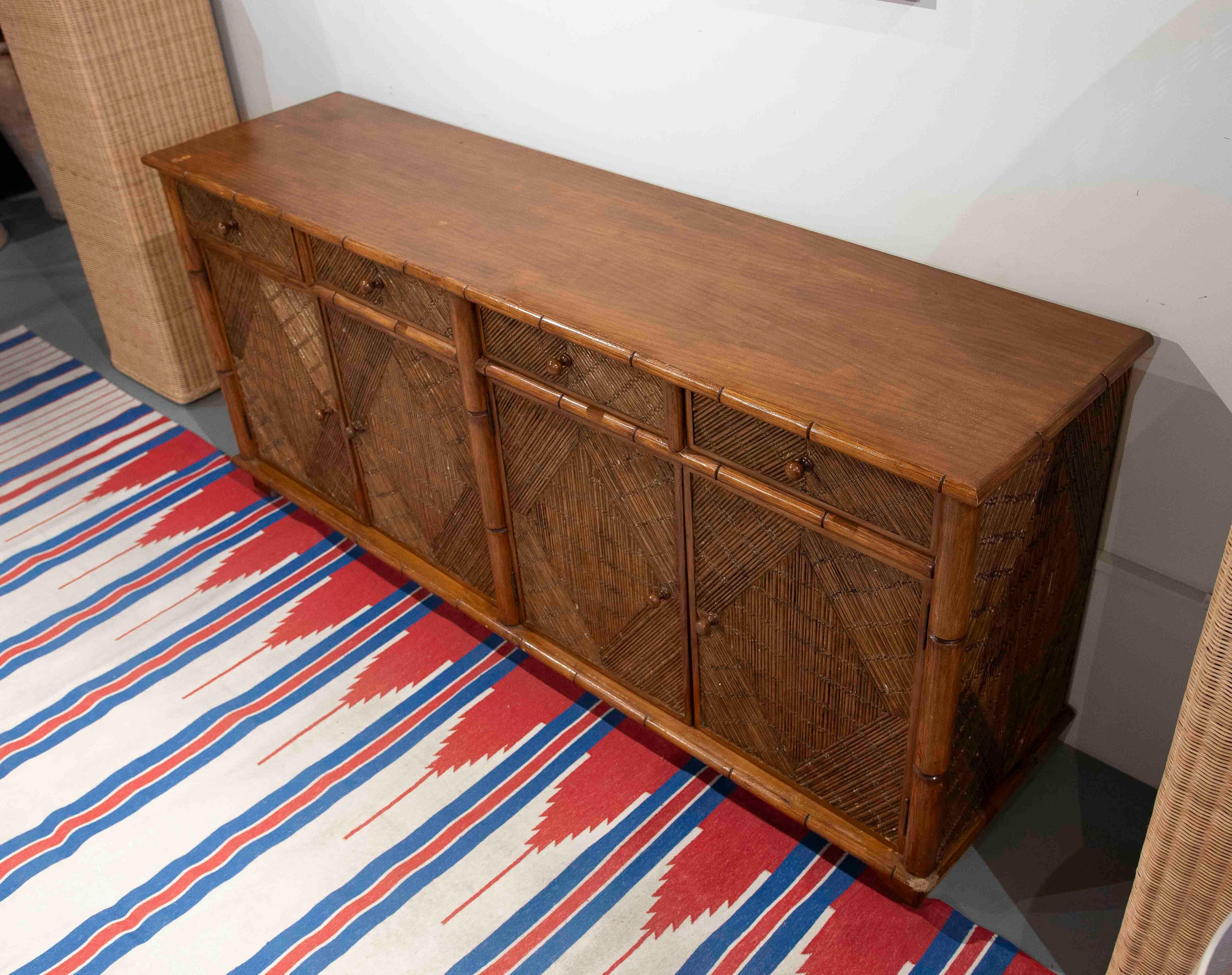 Aparador de madera y bambú de los años 70 con puertas y cajones en venta 7