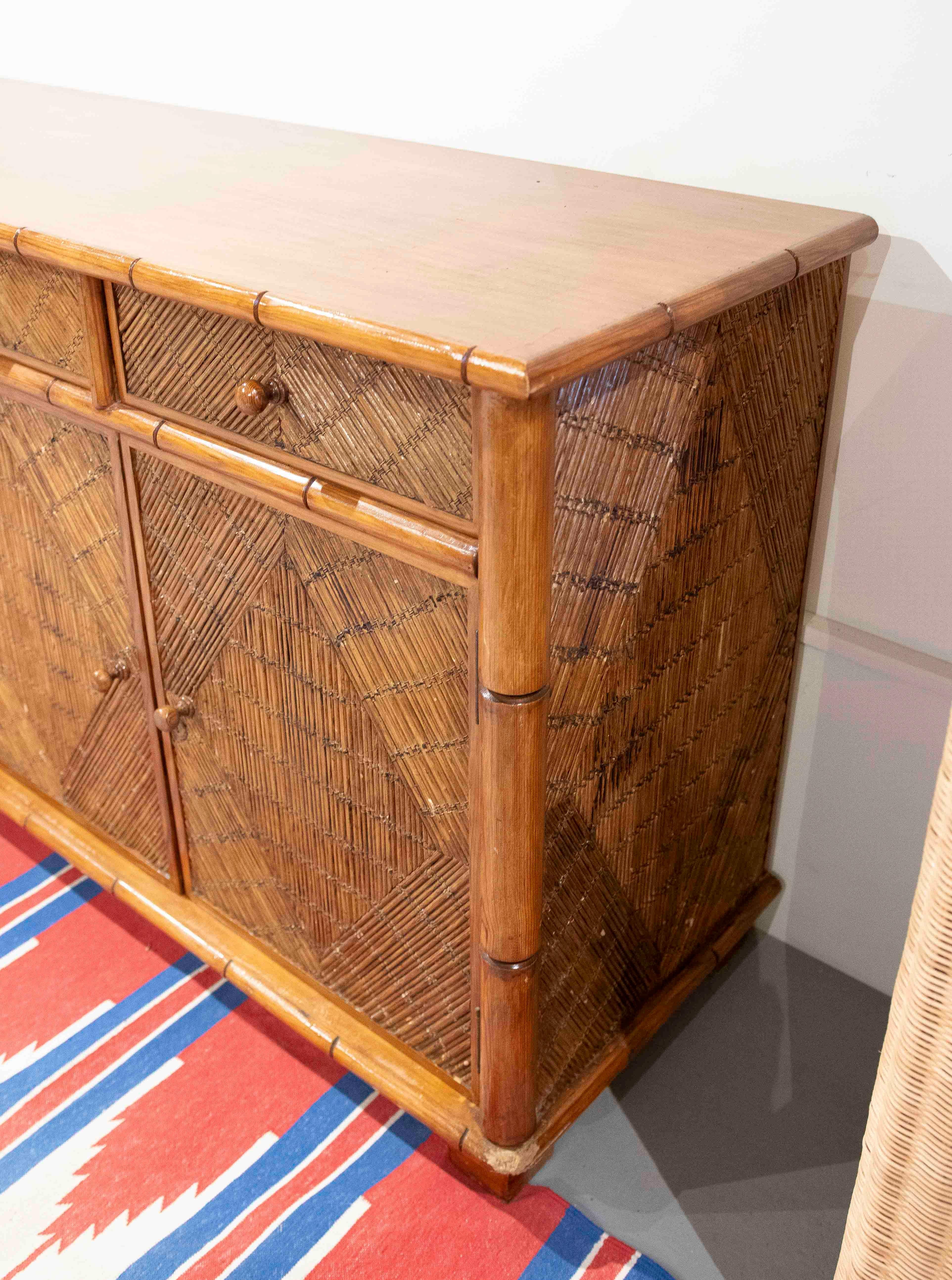 Aparador de madera y bambú de los años 70 con puertas y cajones en venta 8