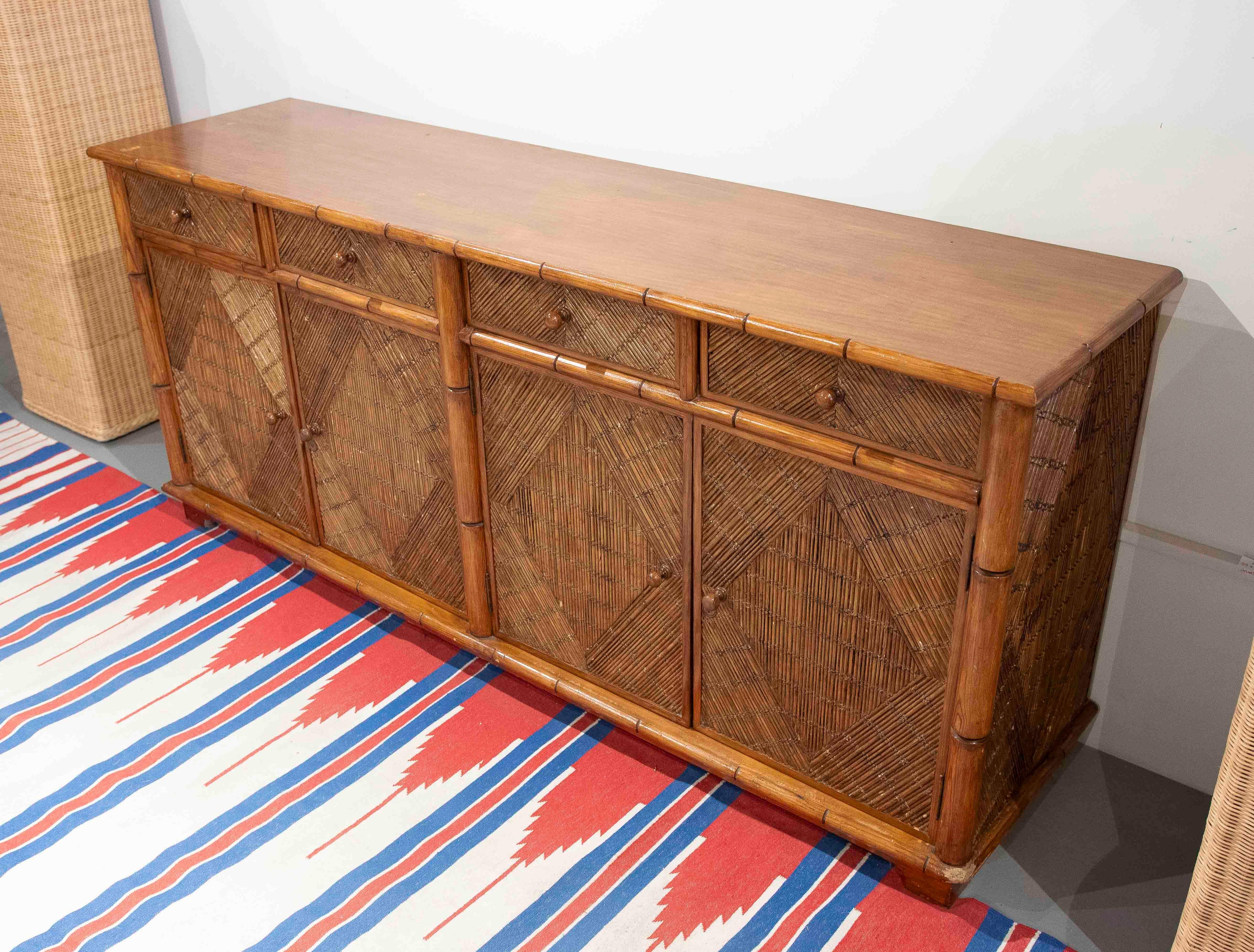 Aparador de madera y bambú de los años 70 con puertas y cajones 