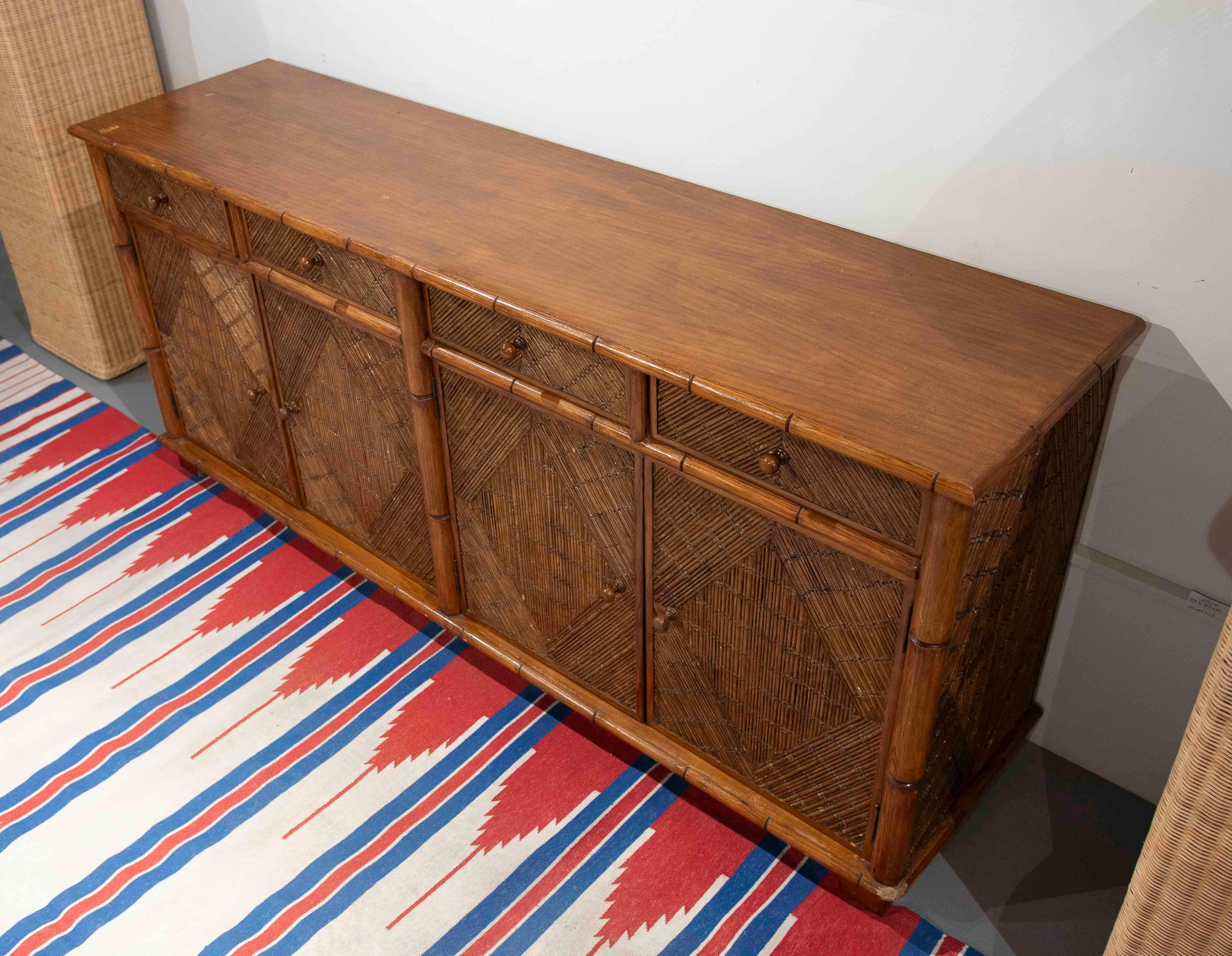 Aparador de madera y bambú de los años 70 con puertas y cajones Español en venta