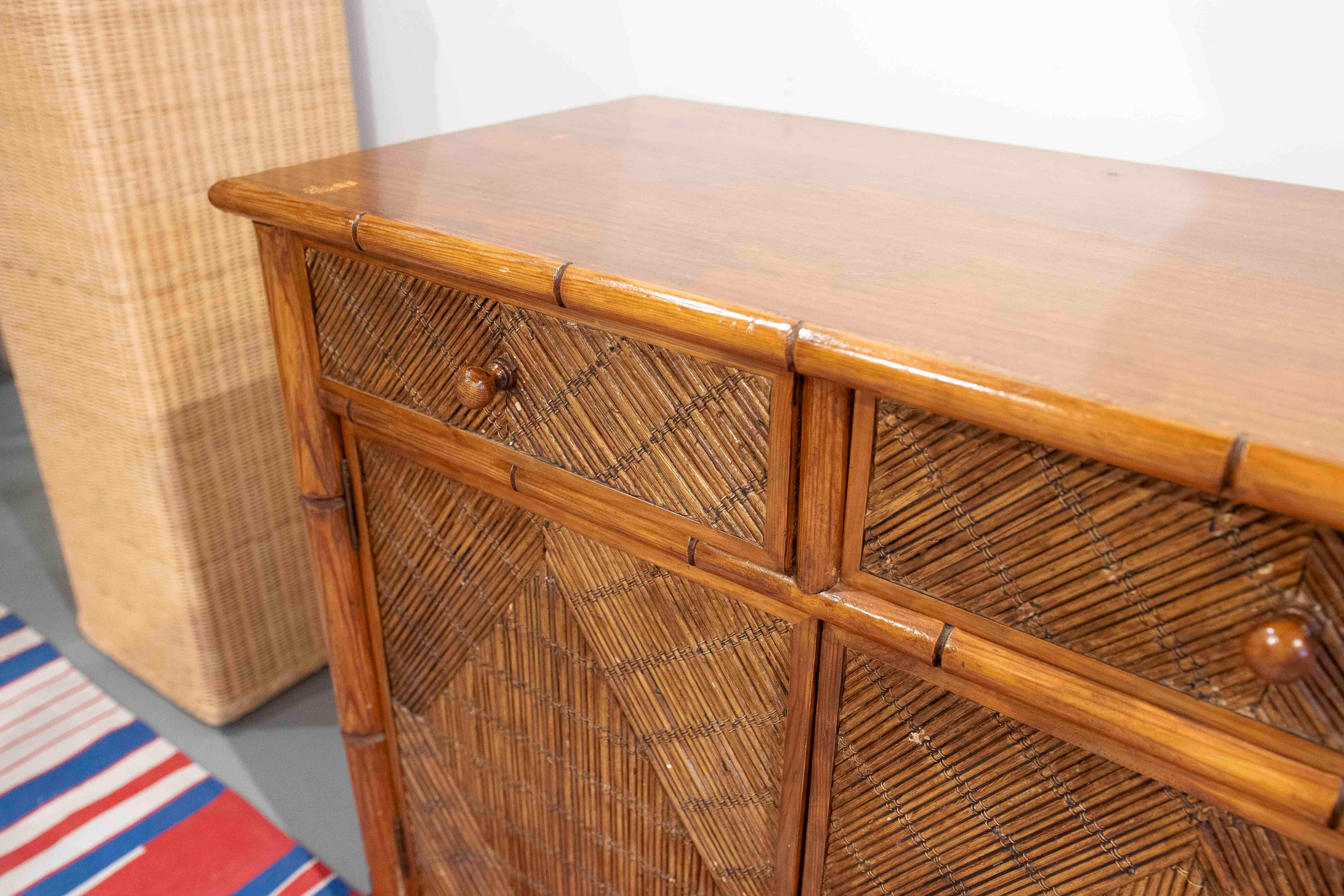Aparador de madera y bambú de los años 70 con puertas y cajones en Bueno estado para la venta en Marbella, ES
