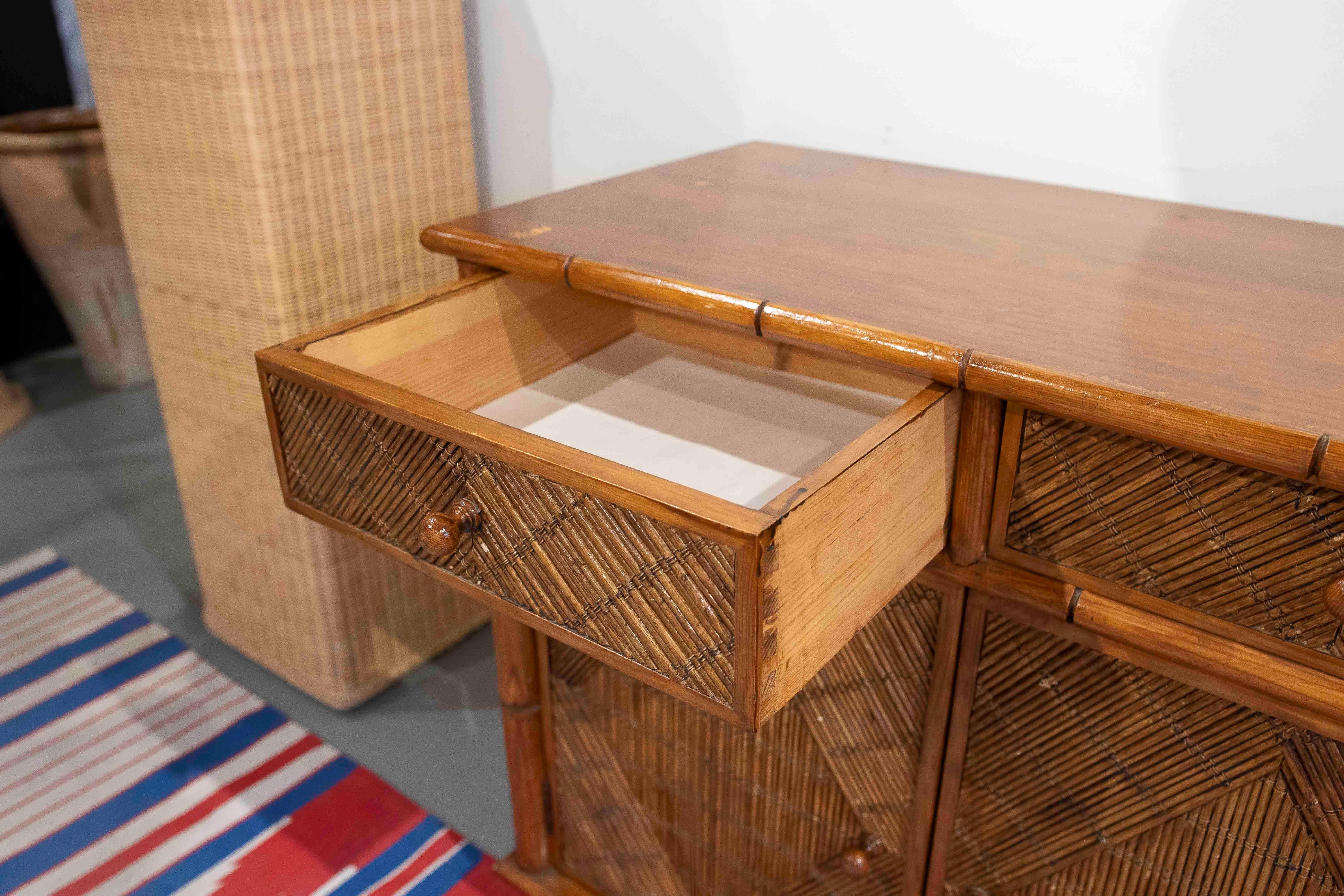 Aparador de madera y bambú de los años 70 con puertas y cajones siglo XX en venta