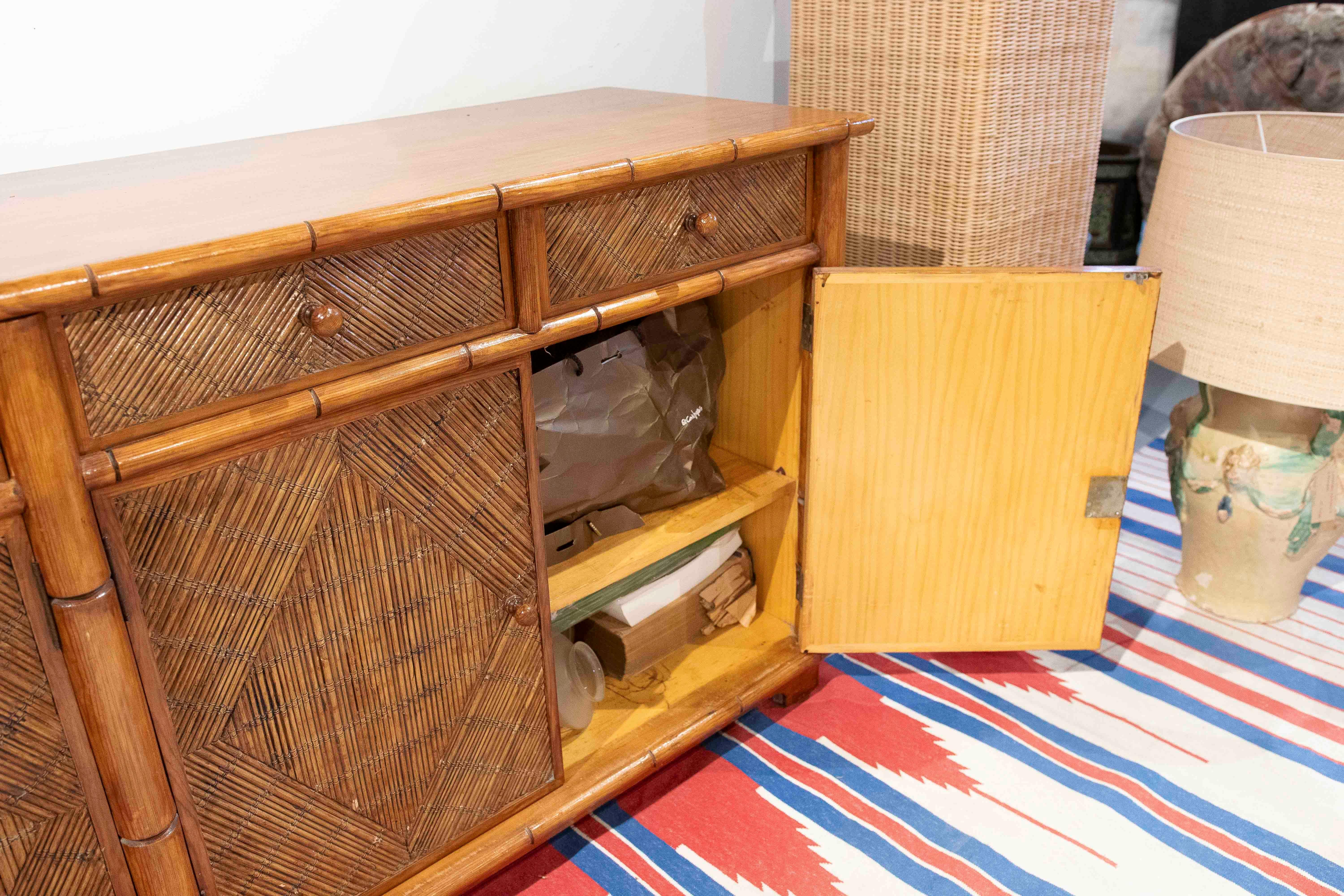 Aparador de madera y bambú de los años 70 con puertas y cajones Bambú en venta