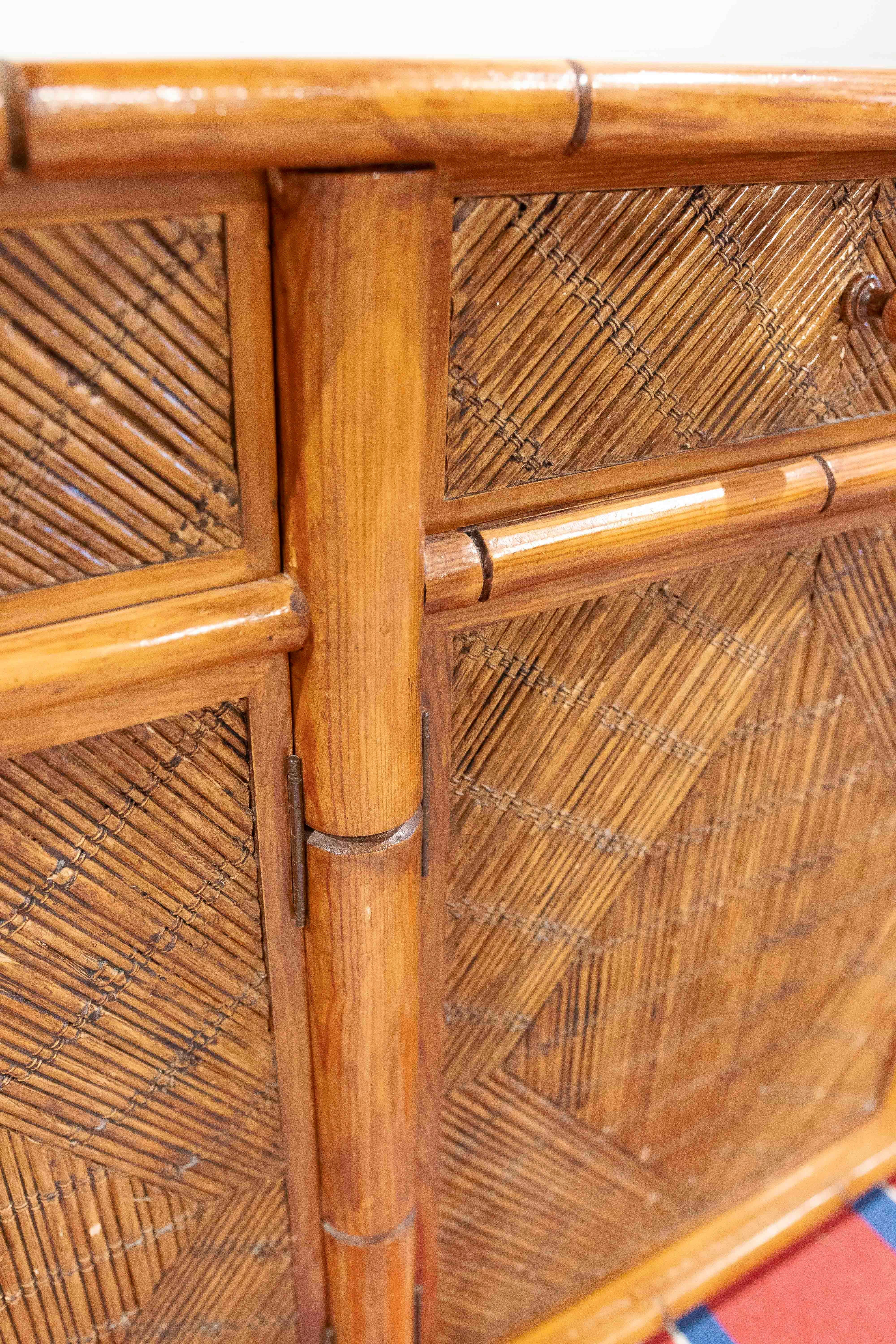 Aparador de madera y bambú de los años 70 con puertas y cajones en venta 1