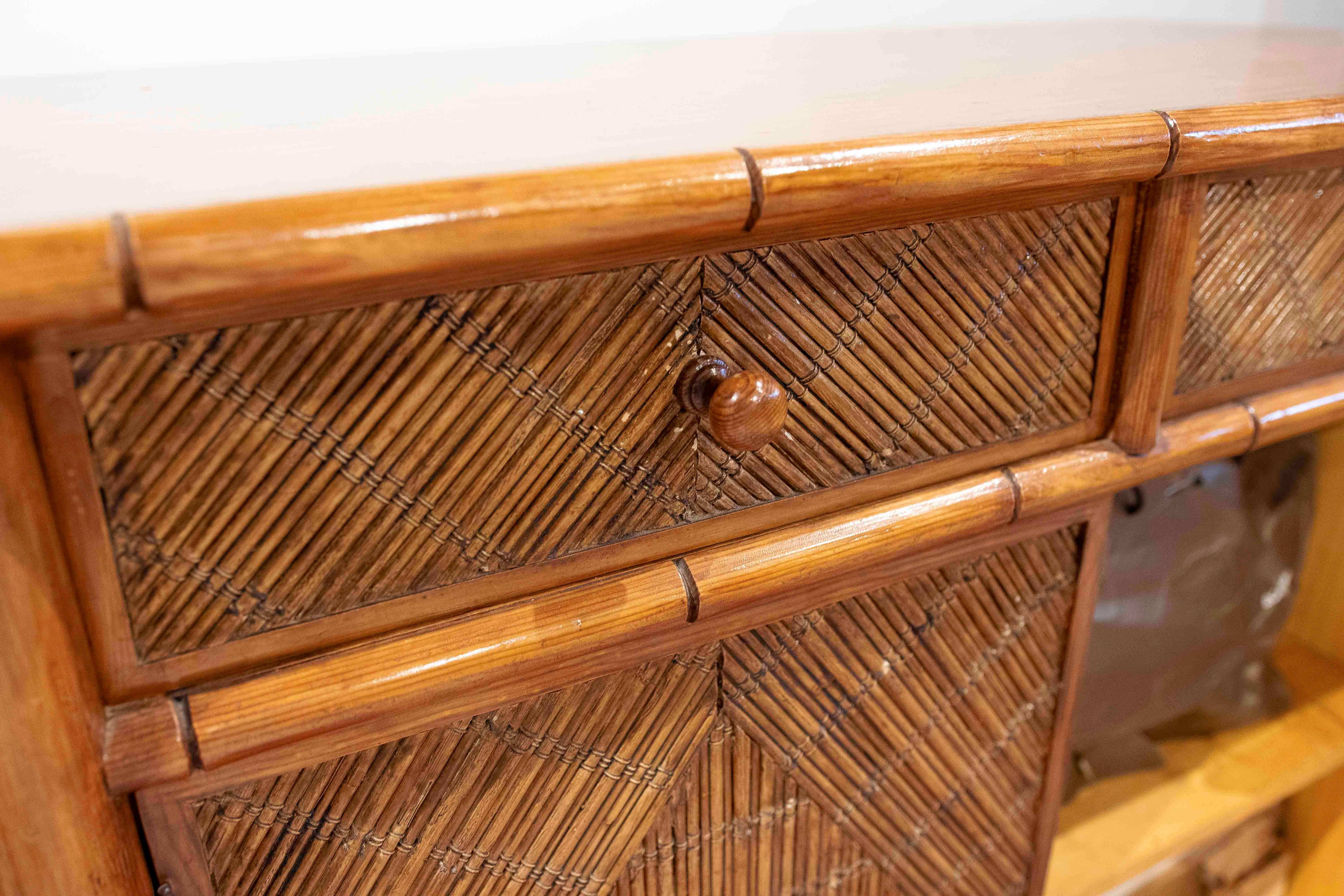 Aparador de madera y bambú de los años 70 con puertas y cajones en venta 2