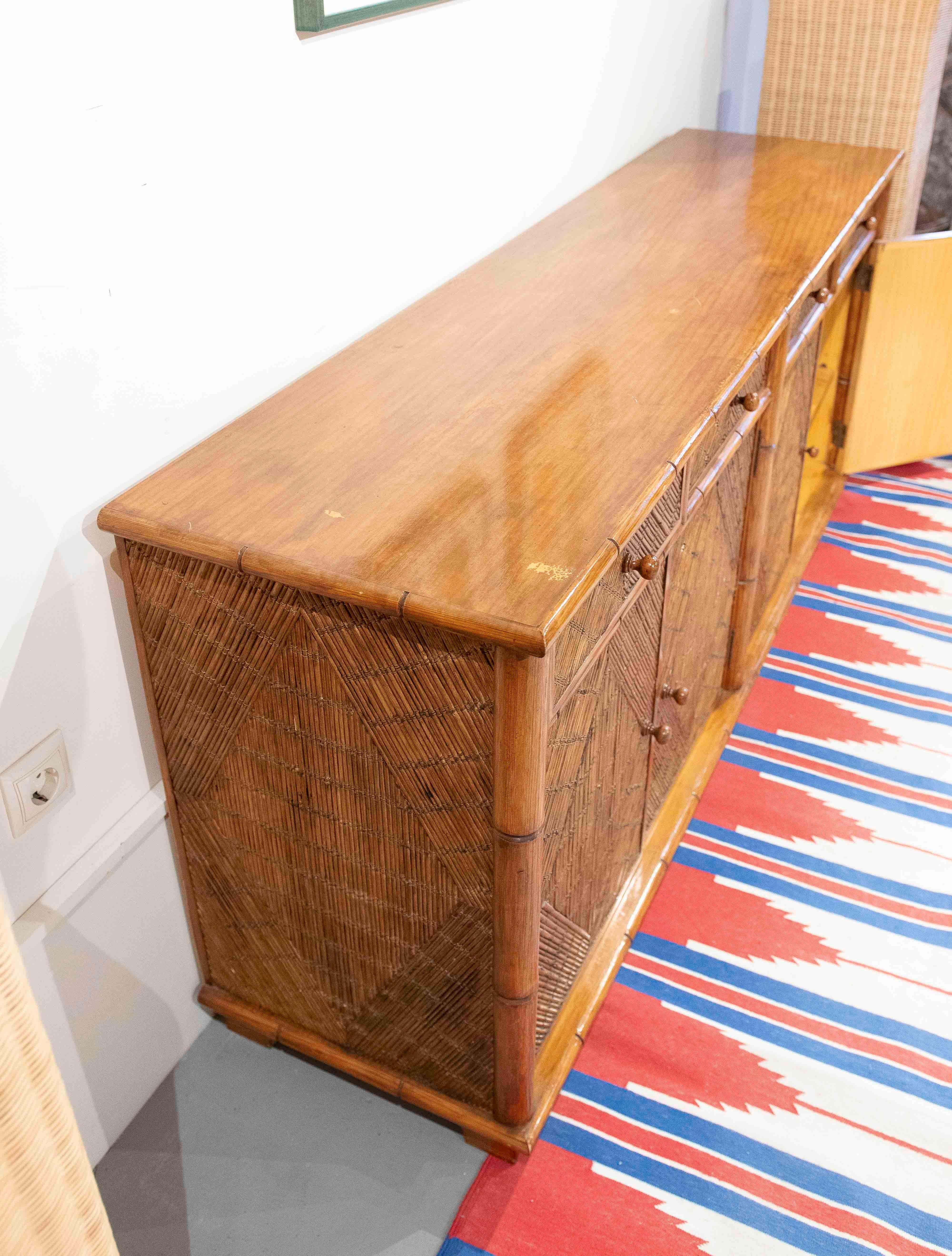 Aparador de madera y bambú de los años 70 con puertas y cajones en venta 3