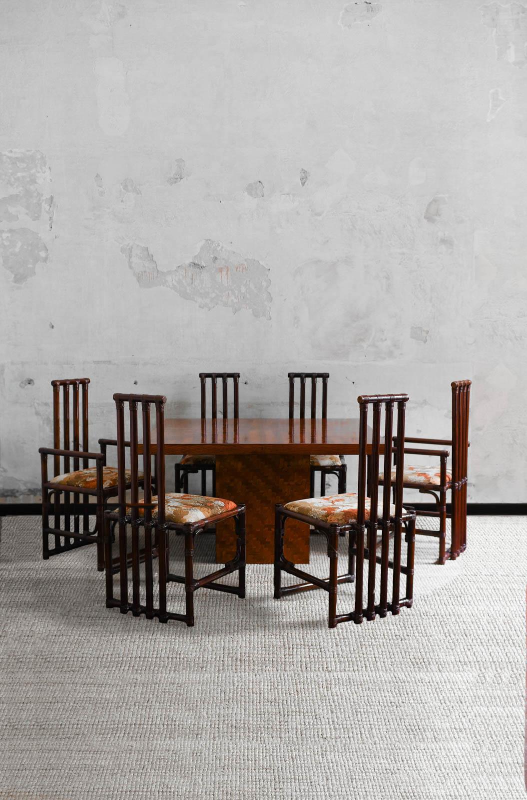 Set da pranzo in bambù anni '70
Dettagli del prodotto
Tavolo in bambù pressato con finitura lucida + 4 sedie e 2 poltrone, complete di cuscini.
Dimensioni della sedia: 50 L x 101 H × 50 D cm
Dimensioni del tavolo: 127 W x 72 H × 127 D cm