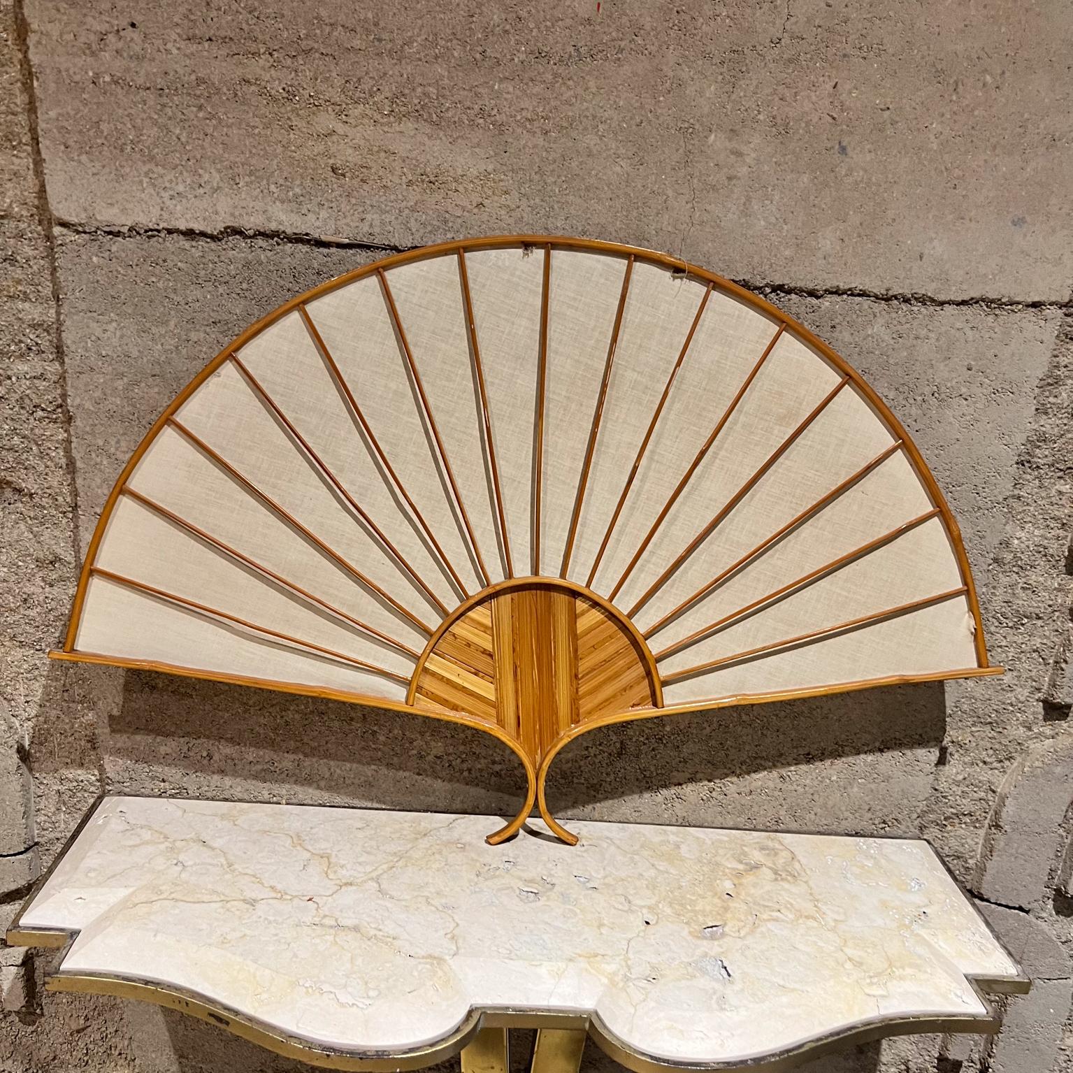 AMBIANIC presents
Vintage Fan Wall Art Decor
Stamped People's Republic of China
20 h x 31.25 w x .5 d
Preowned original vintage condition
See images listed