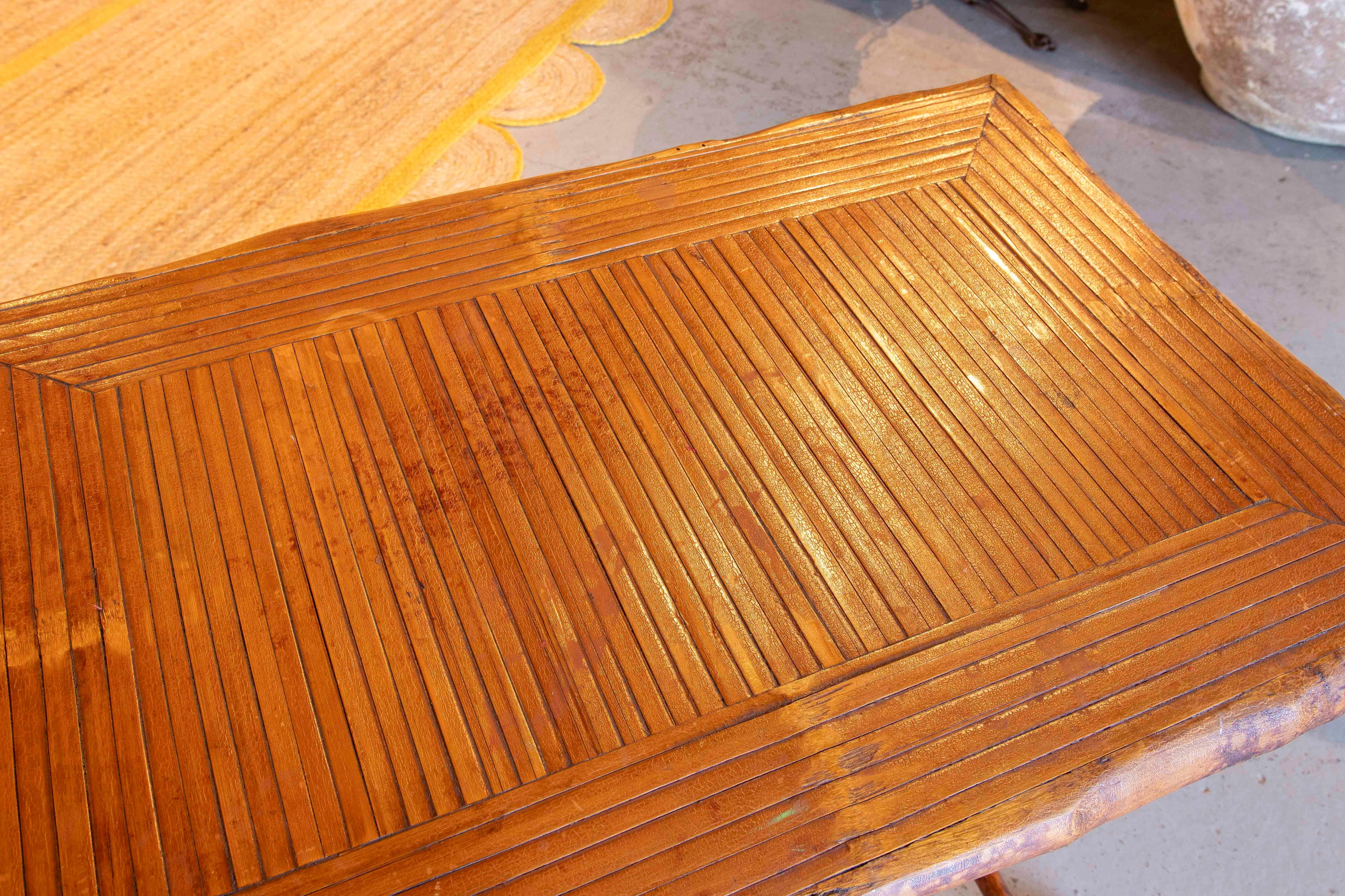 Mesa auxiliar plegable de bambú de los años 70 en venta 4