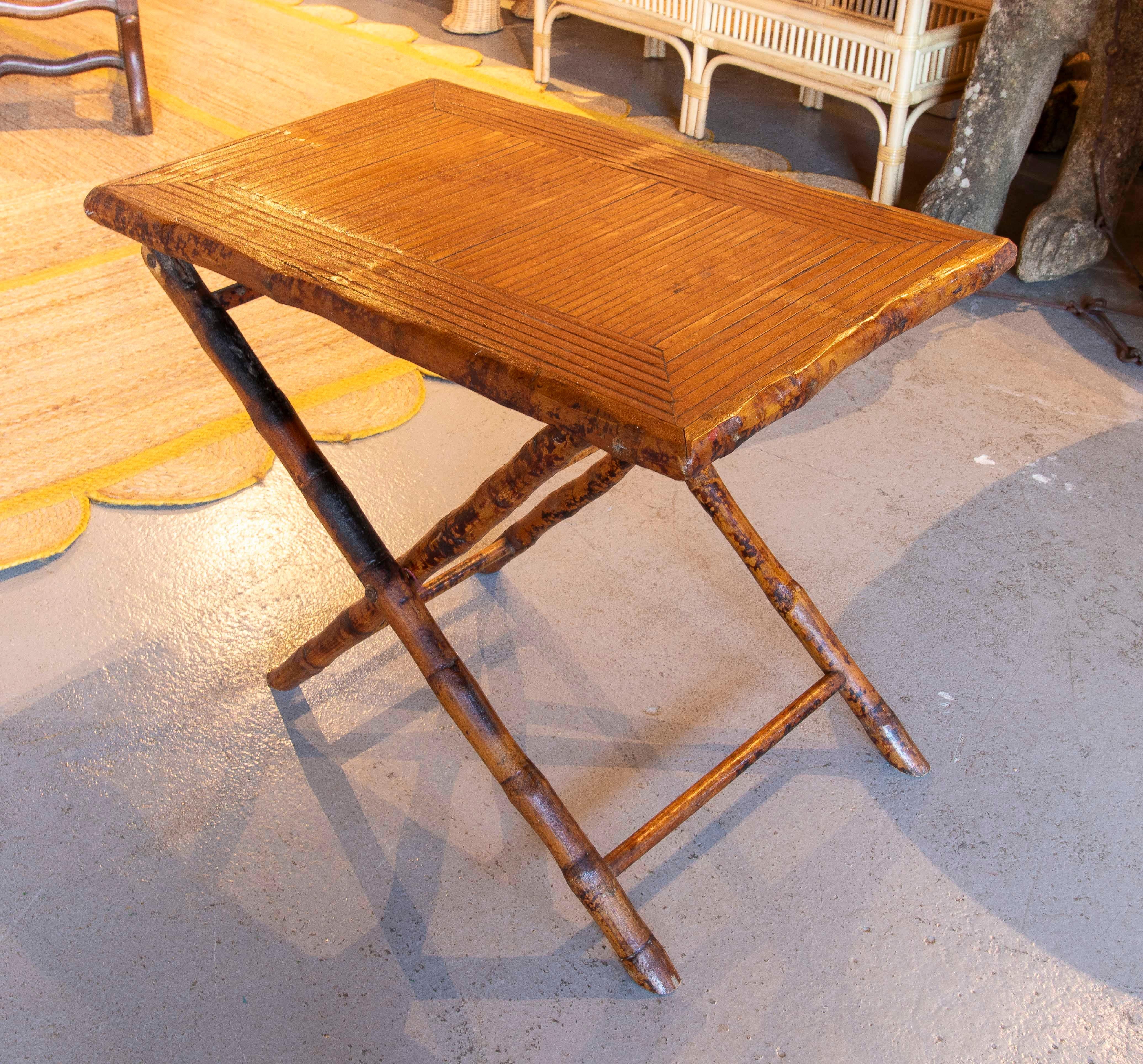 Mesa auxiliar plegable de bambú de los años 70 en venta 5