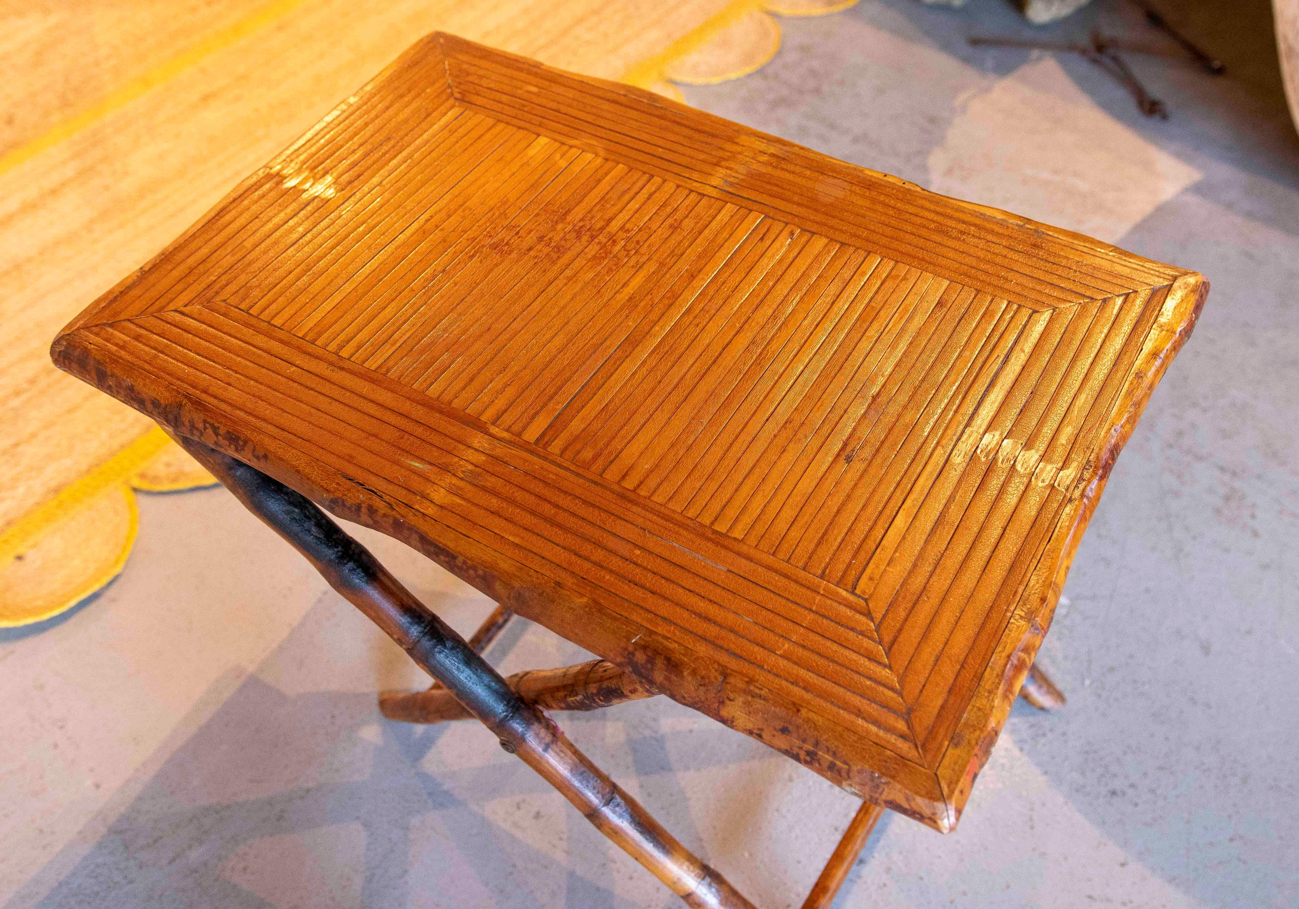 Mesa auxiliar plegable de bambú de los años 70 en venta 6