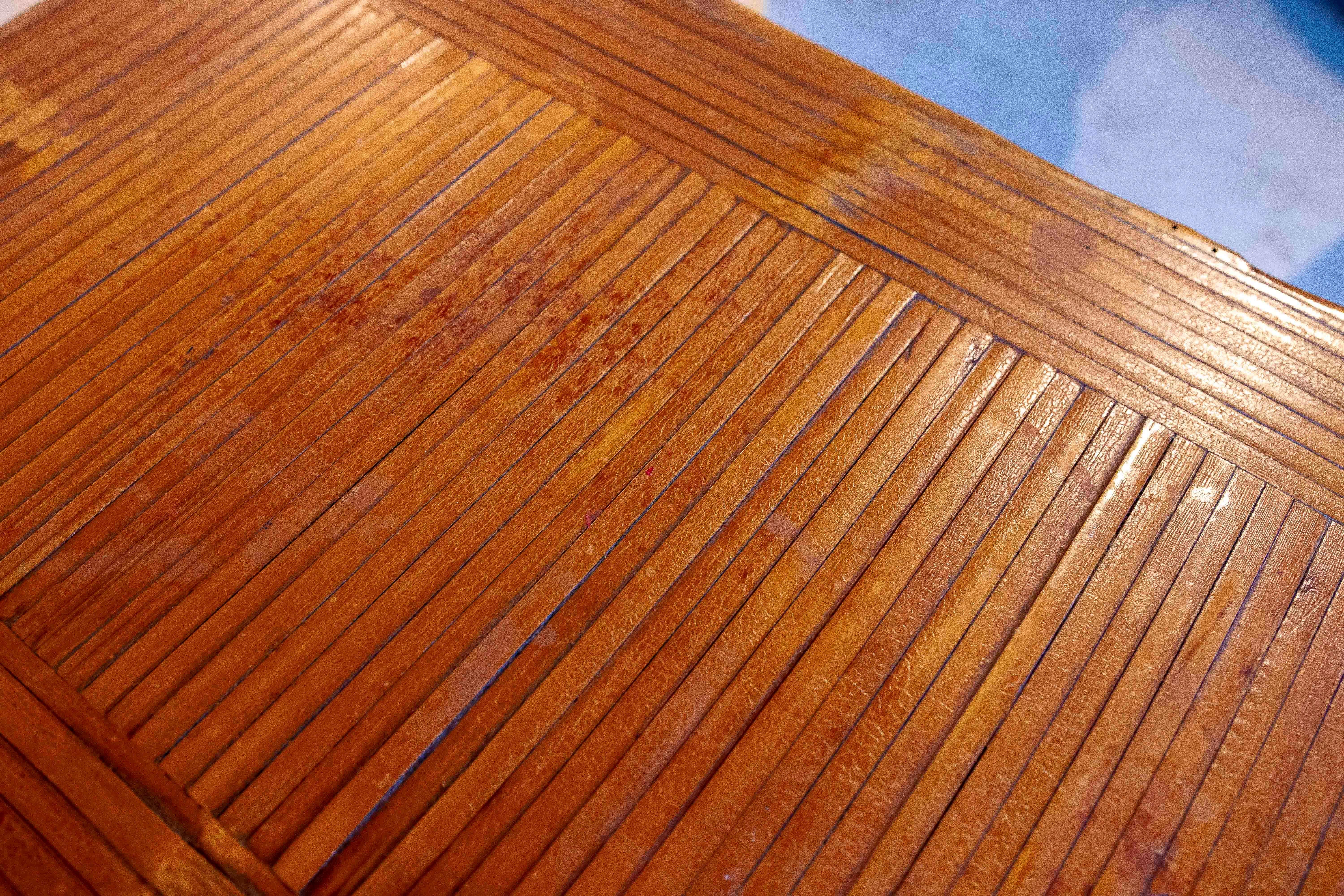 Mesa auxiliar plegable de bambú de los años 70 en venta 8