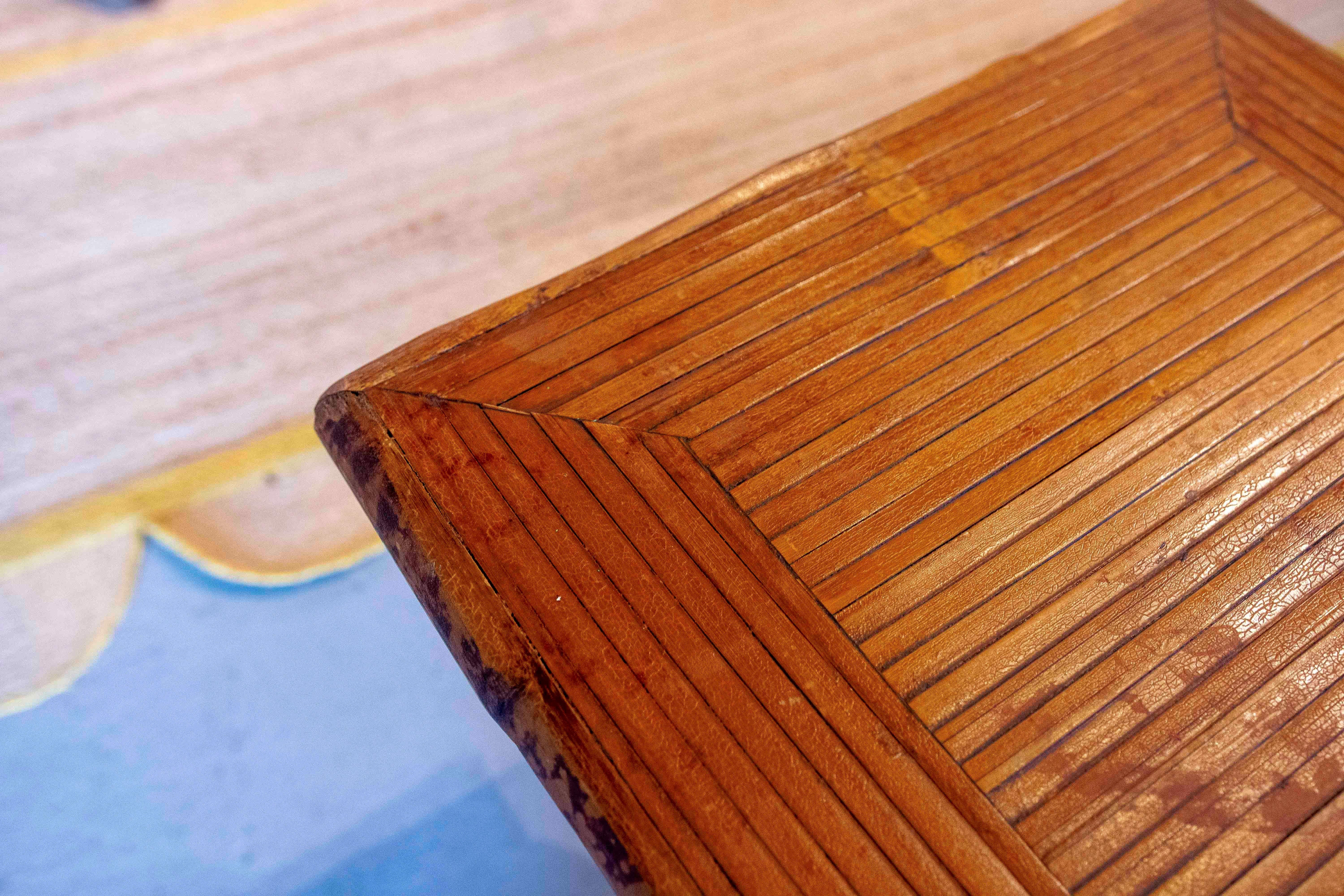 Mesa auxiliar plegable de bambú de los años 70 en venta 9