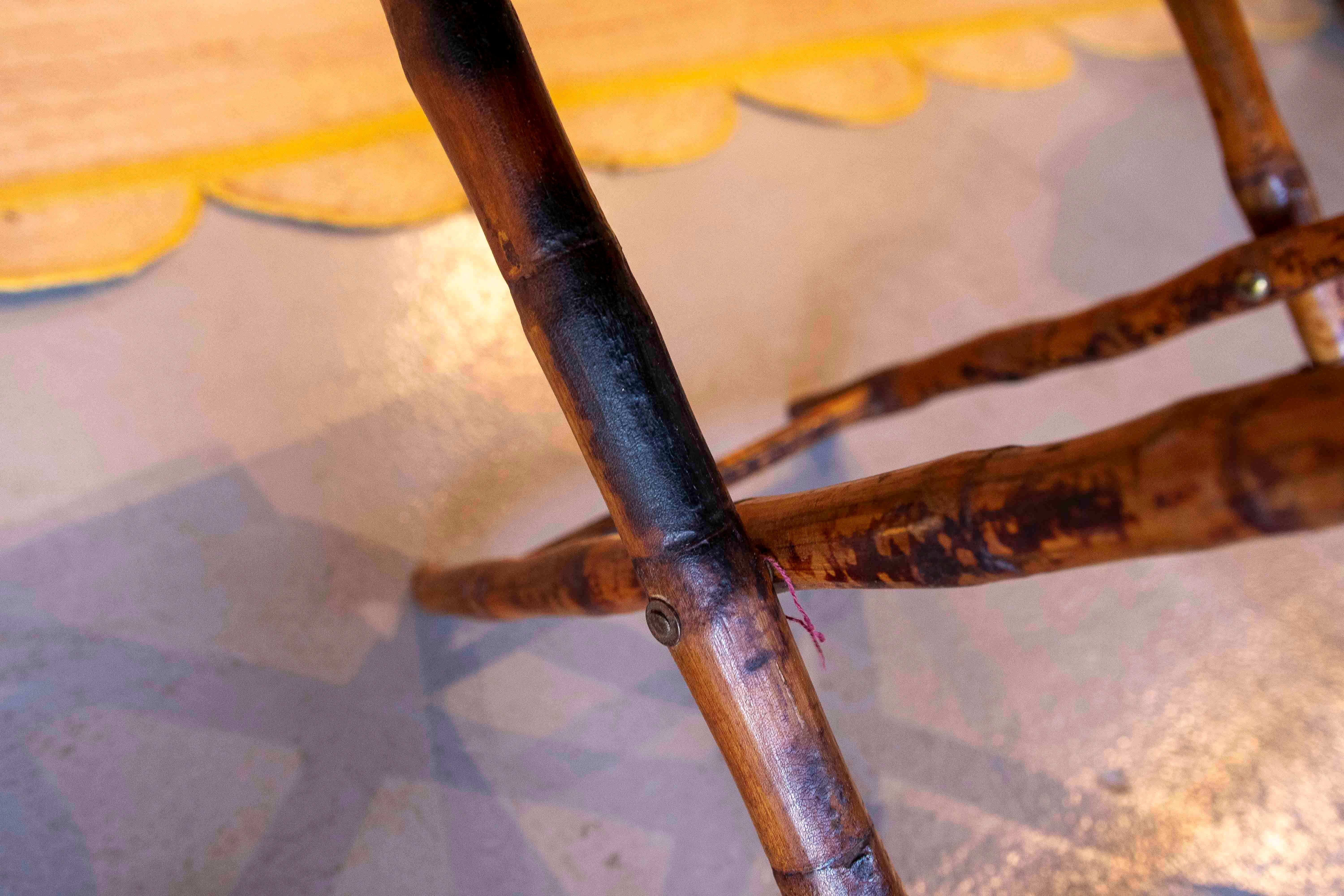 Mesa auxiliar plegable de bambú de los años 70 en venta 10