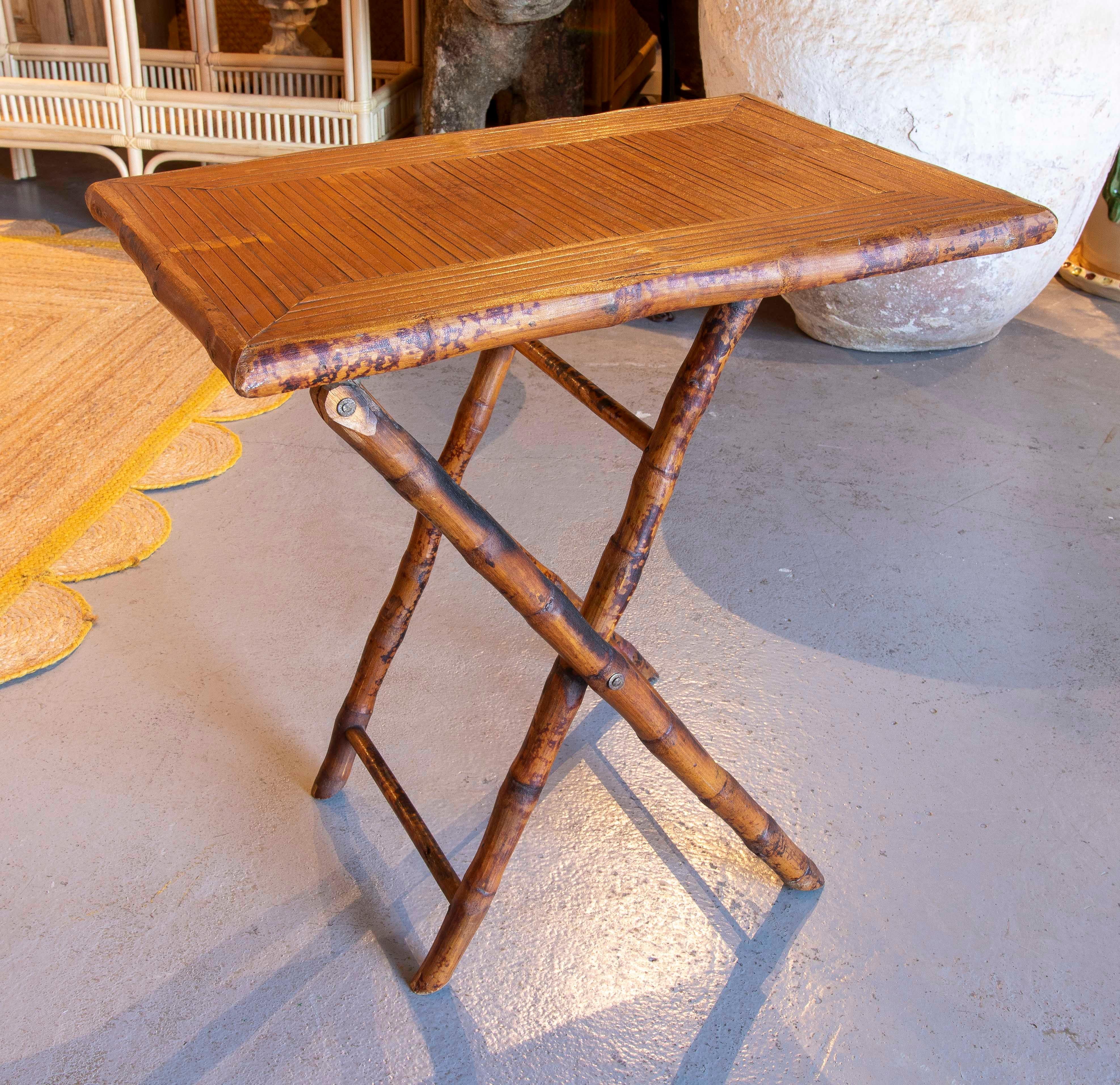 Mesa auxiliar plegable de bambú de los años 70 