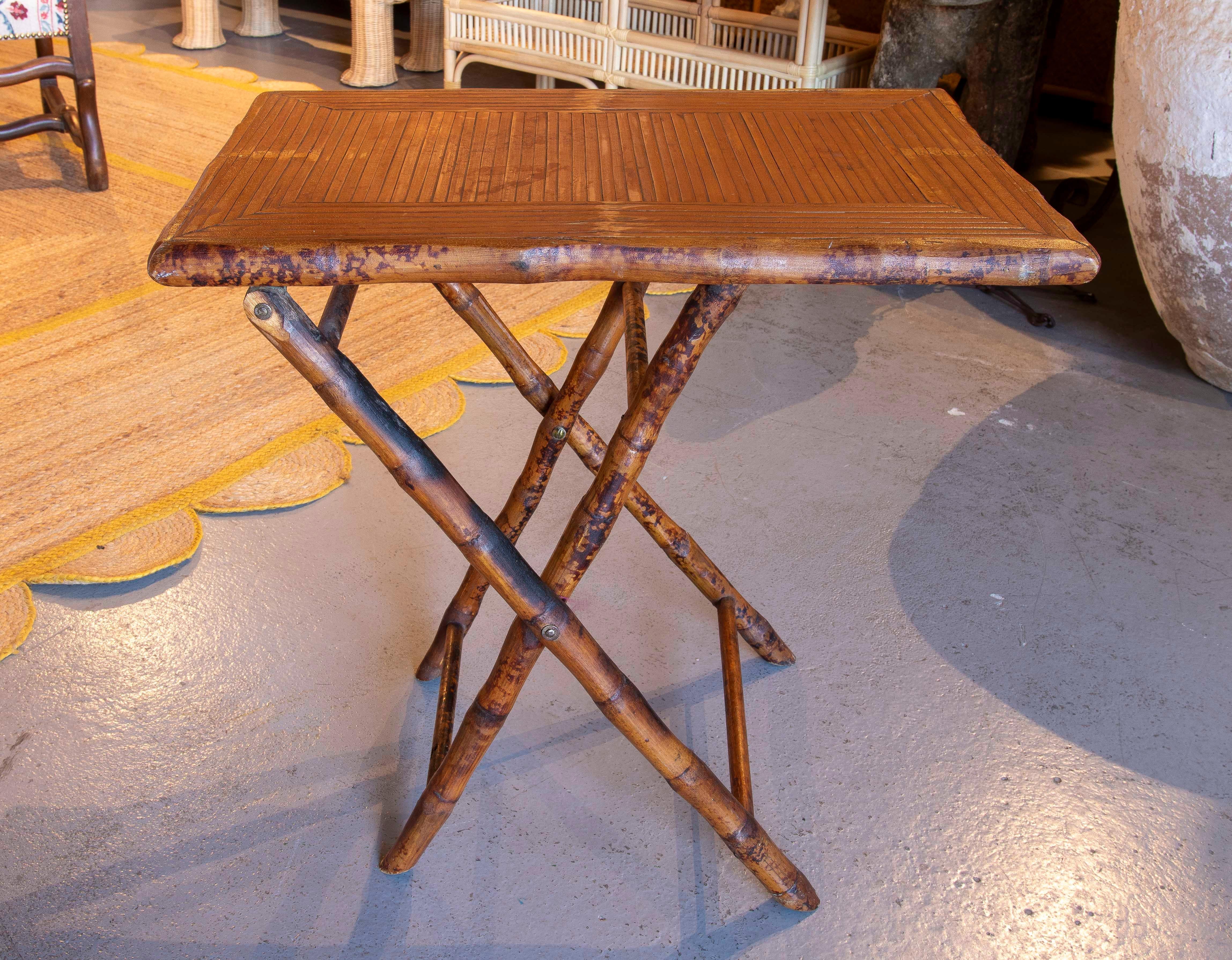Mesa auxiliar plegable de bambú de los años 70 Europeo en venta