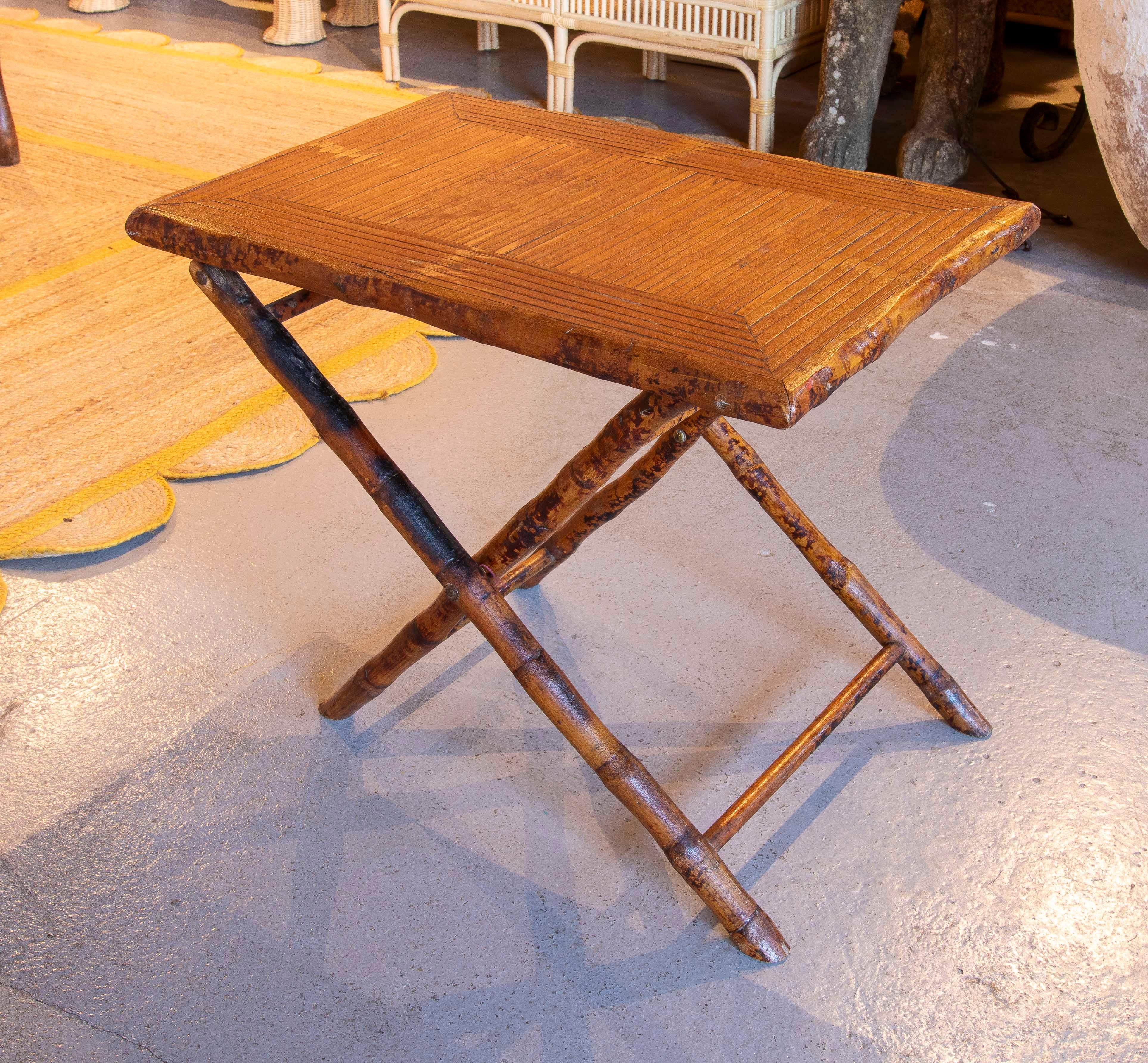 Mesa auxiliar plegable de bambú de los años 70 en Bueno estado para la venta en Marbella, ES