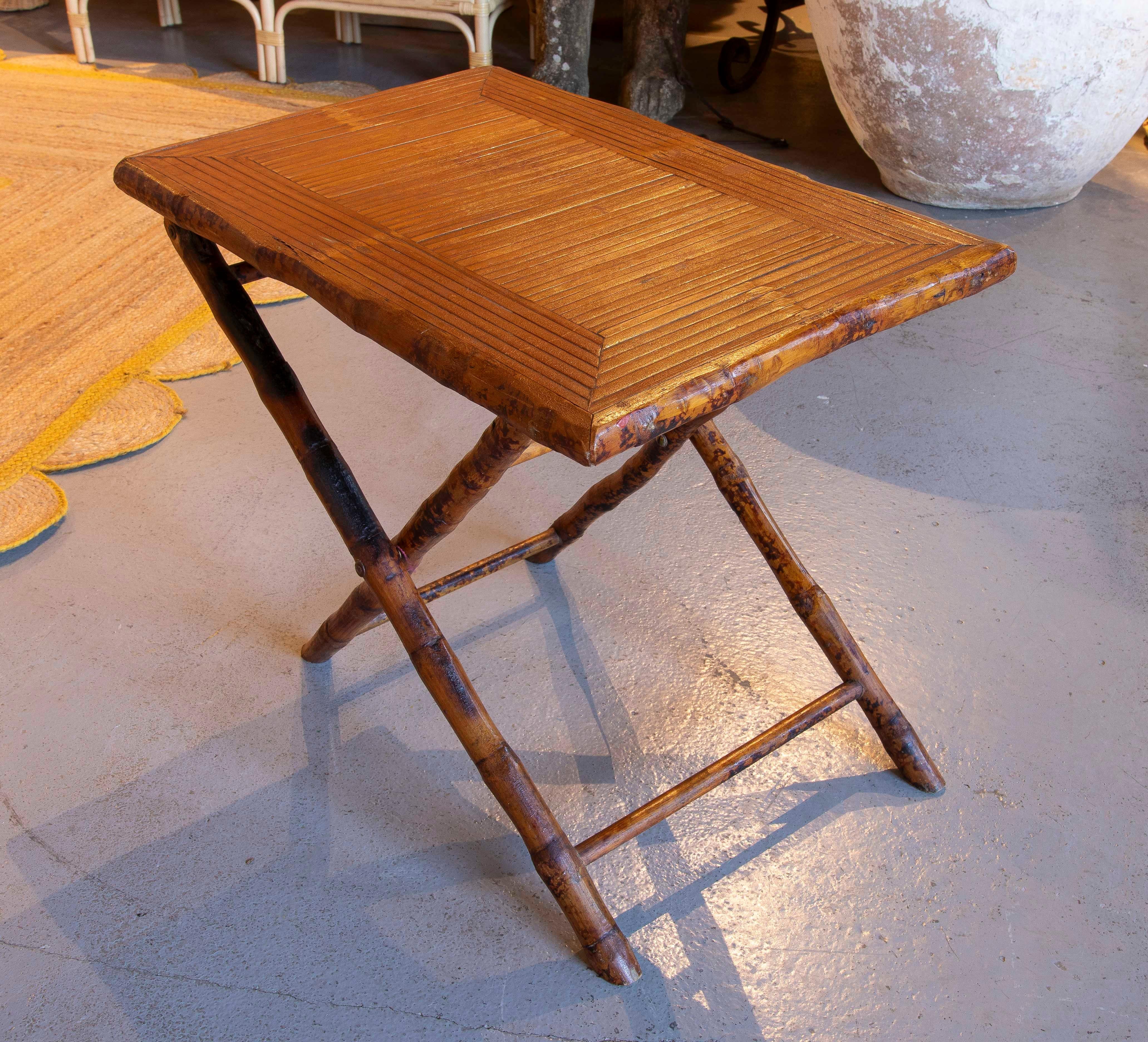 Mesa auxiliar plegable de bambú de los años 70 siglo XX en venta