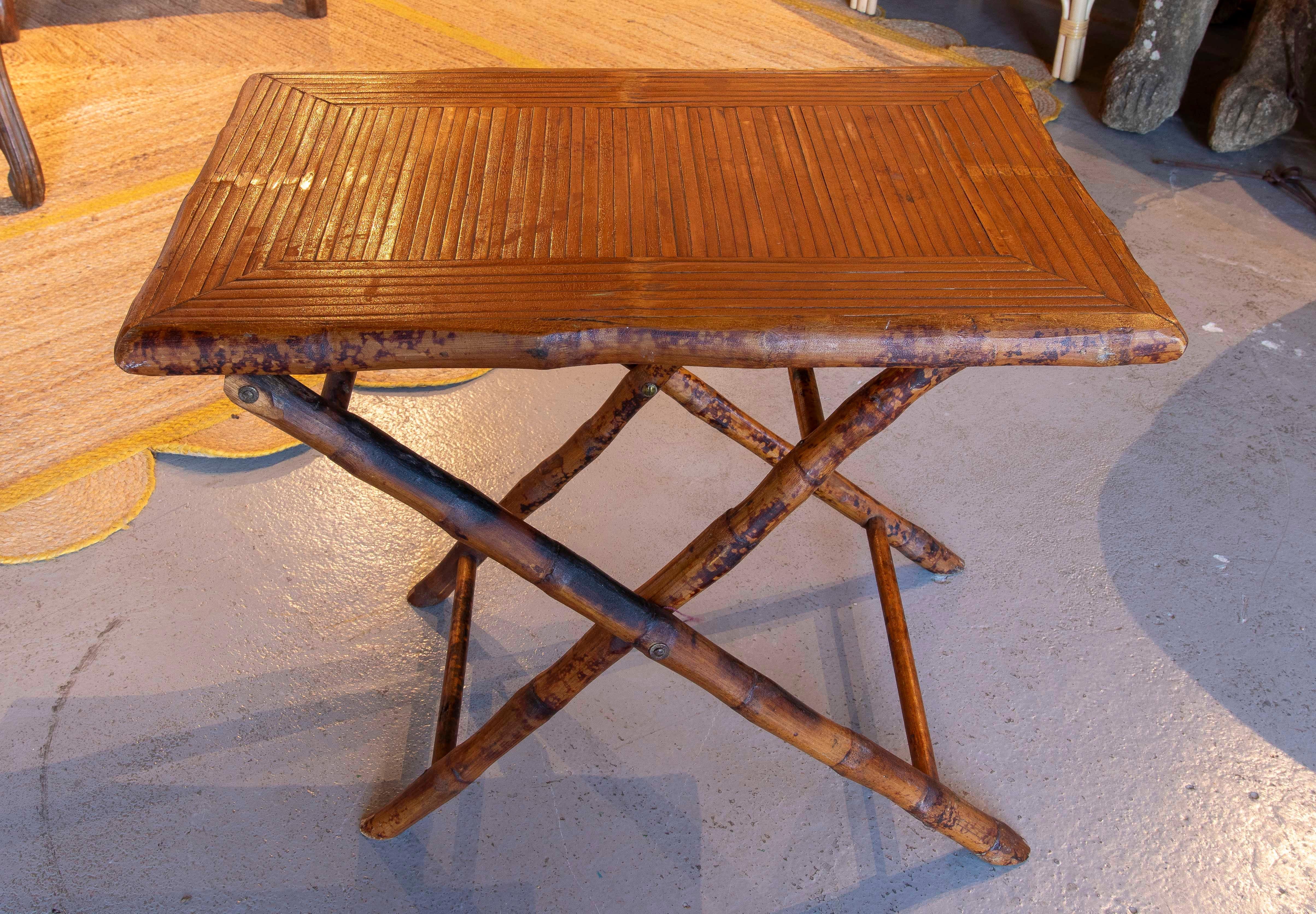Mesa auxiliar plegable de bambú de los años 70 Bambú en venta