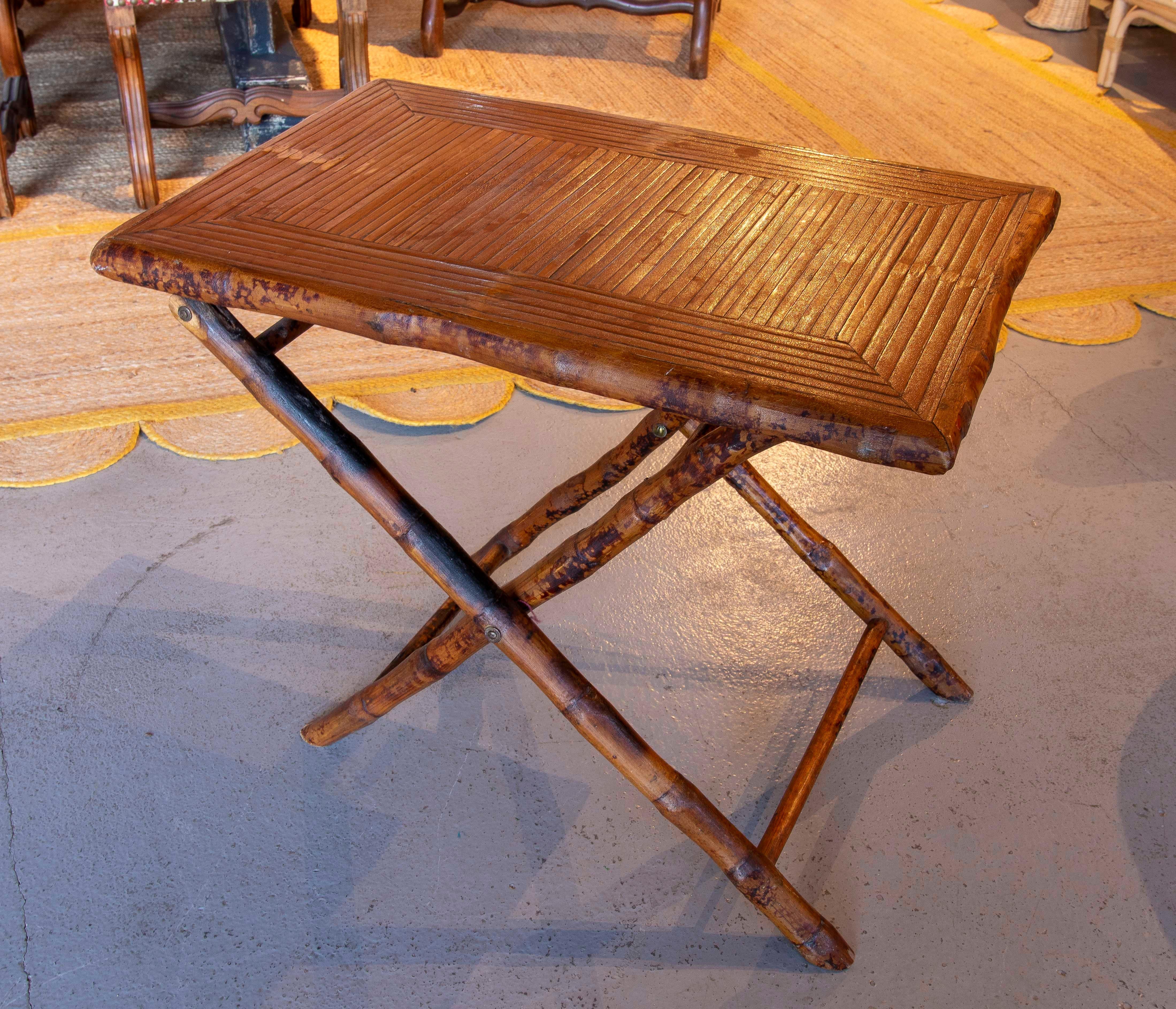 Mesa auxiliar plegable de bambú de los años 70 en venta 1