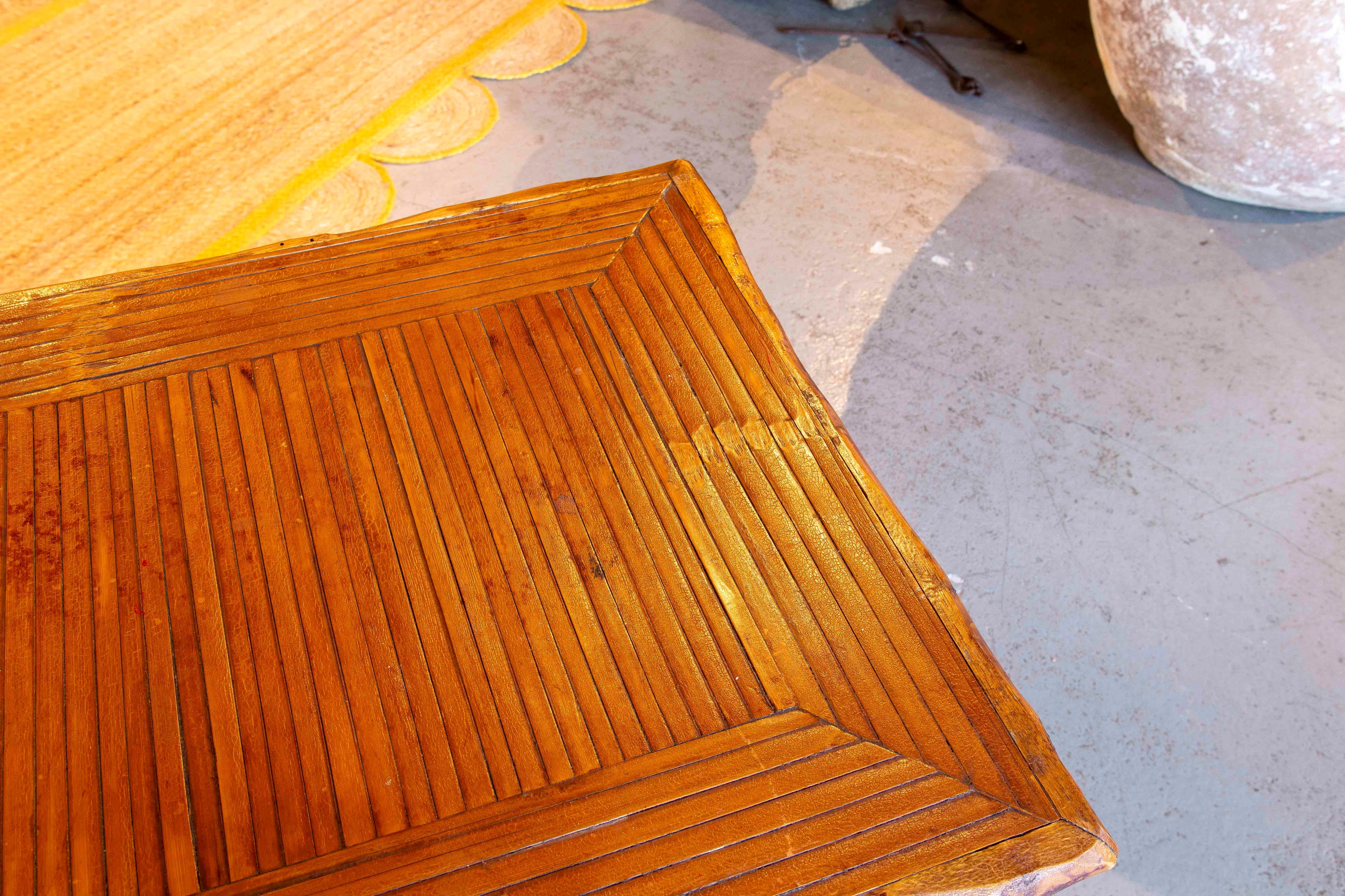 Mesa auxiliar plegable de bambú de los años 70 en venta 2