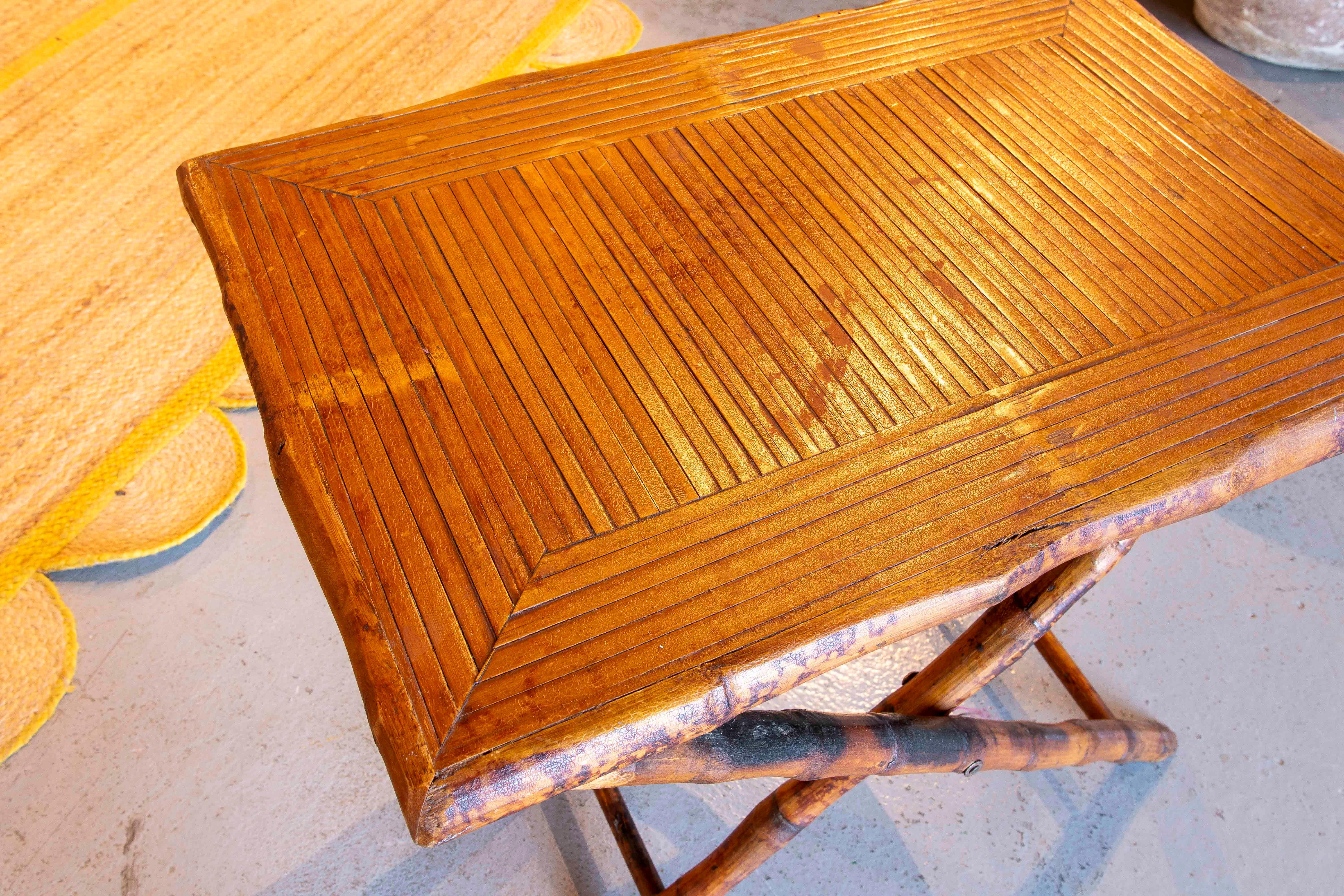 Mesa auxiliar plegable de bambú de los años 70 en venta 3