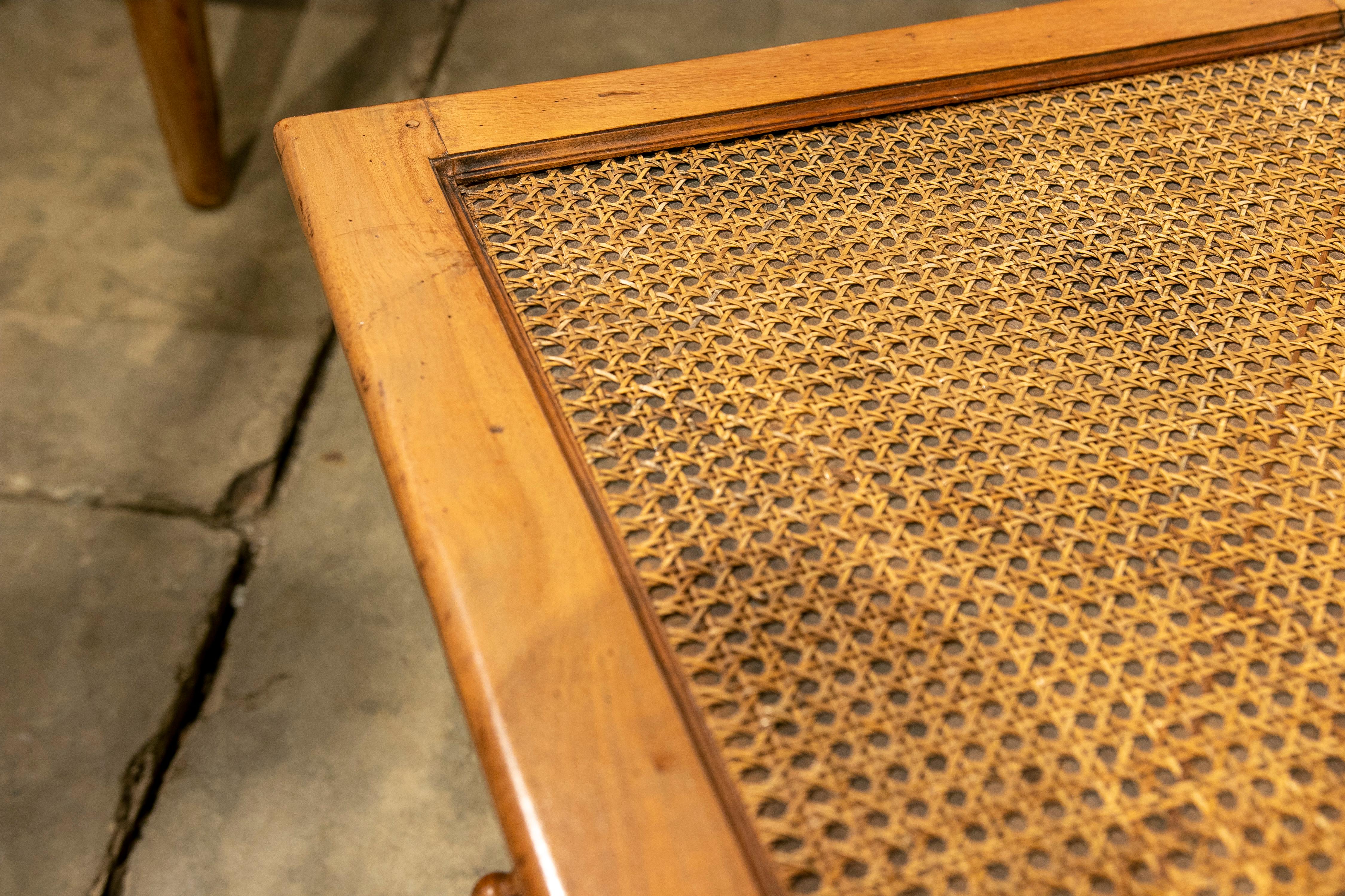 Table basse en bambou imitation bois des années 1970 avec table pliante en raphia  en vente 5