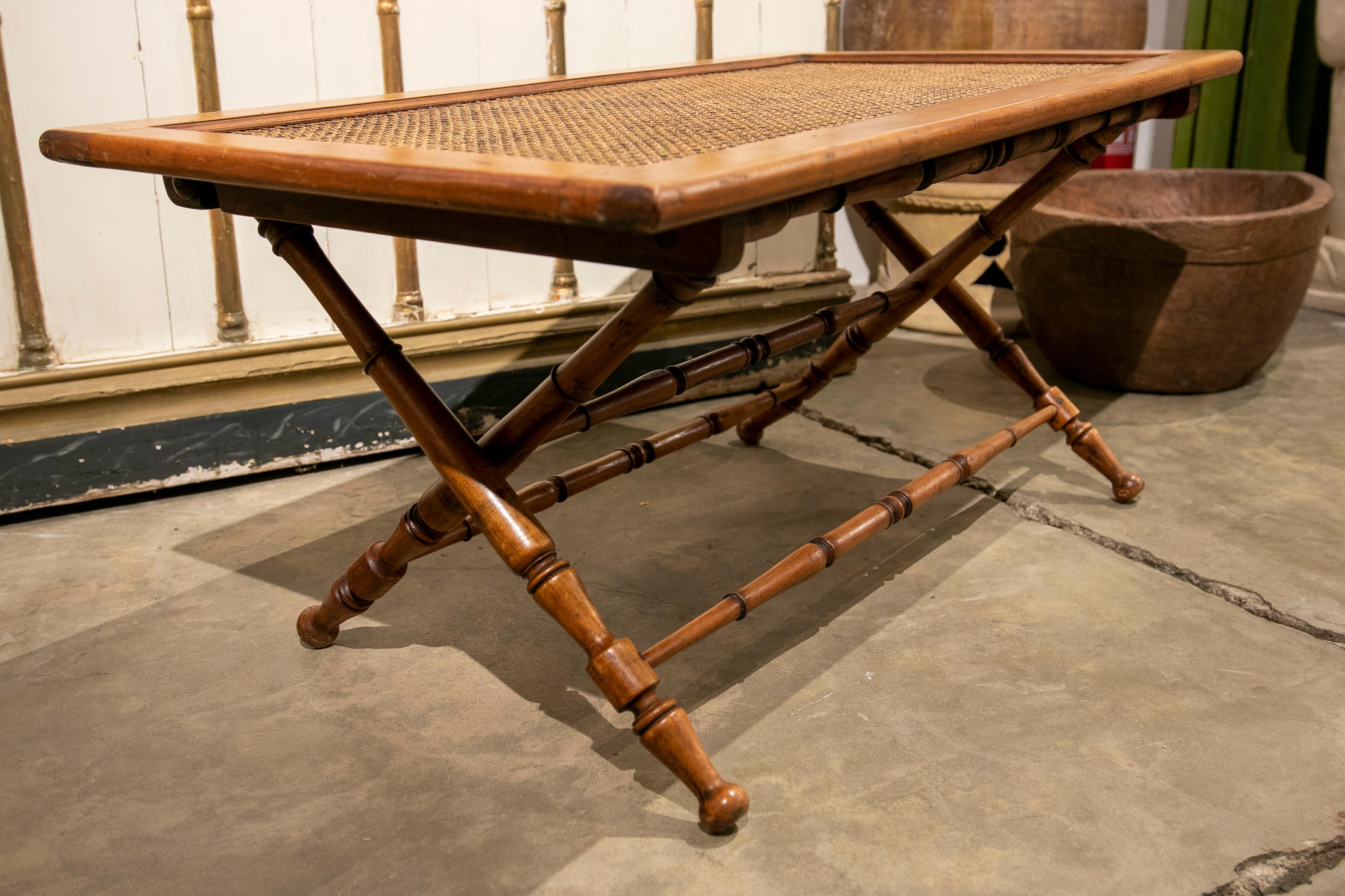 Table basse en bambou imitation bois des années 1970 avec table pliante en raphia  en vente 11