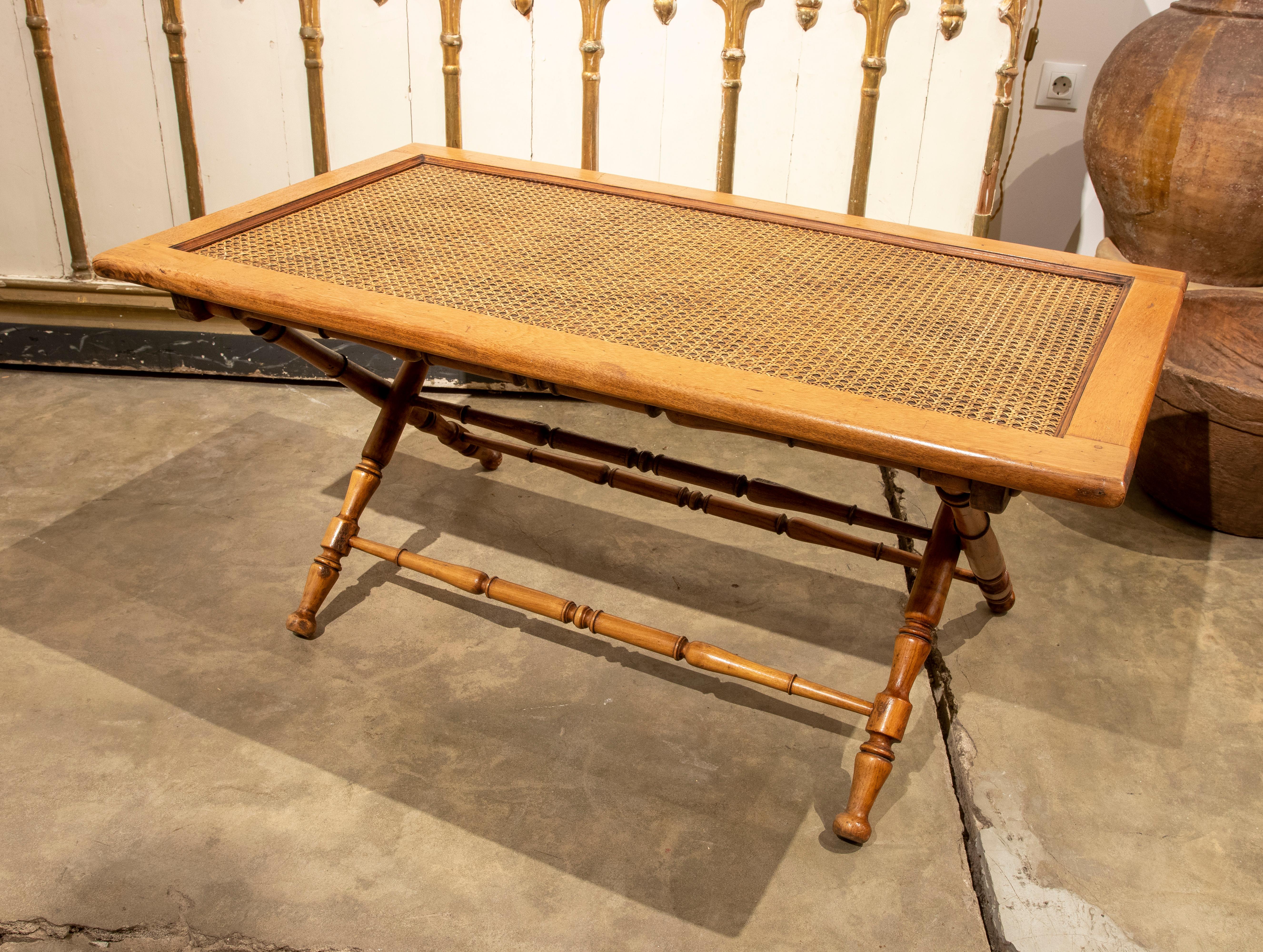 Espagnol Table basse en bambou imitation bois des années 1970 avec table pliante en raphia en vente