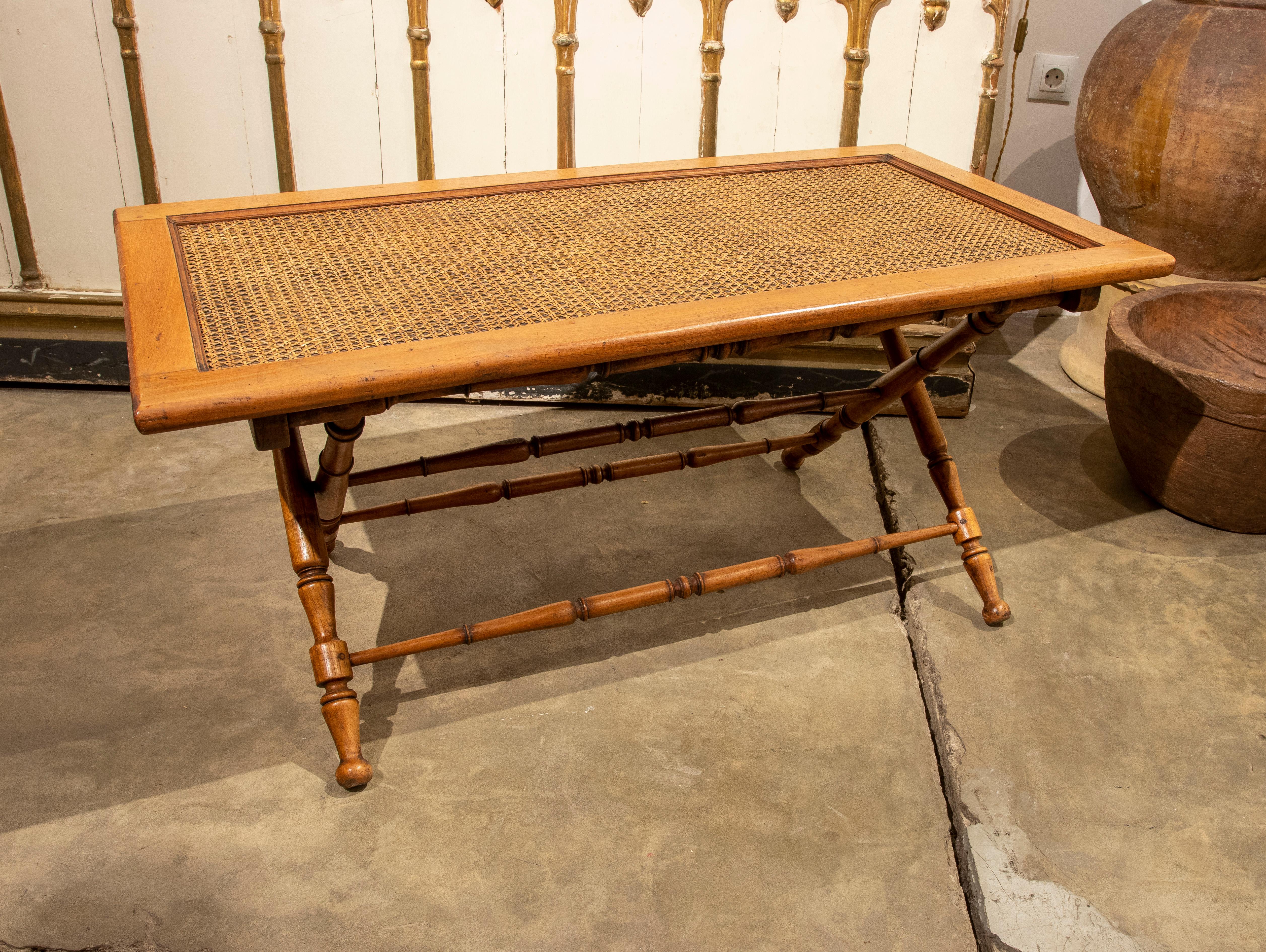 20ième siècle Table basse en bambou imitation bois des années 1970 avec table pliante en raphia en vente
