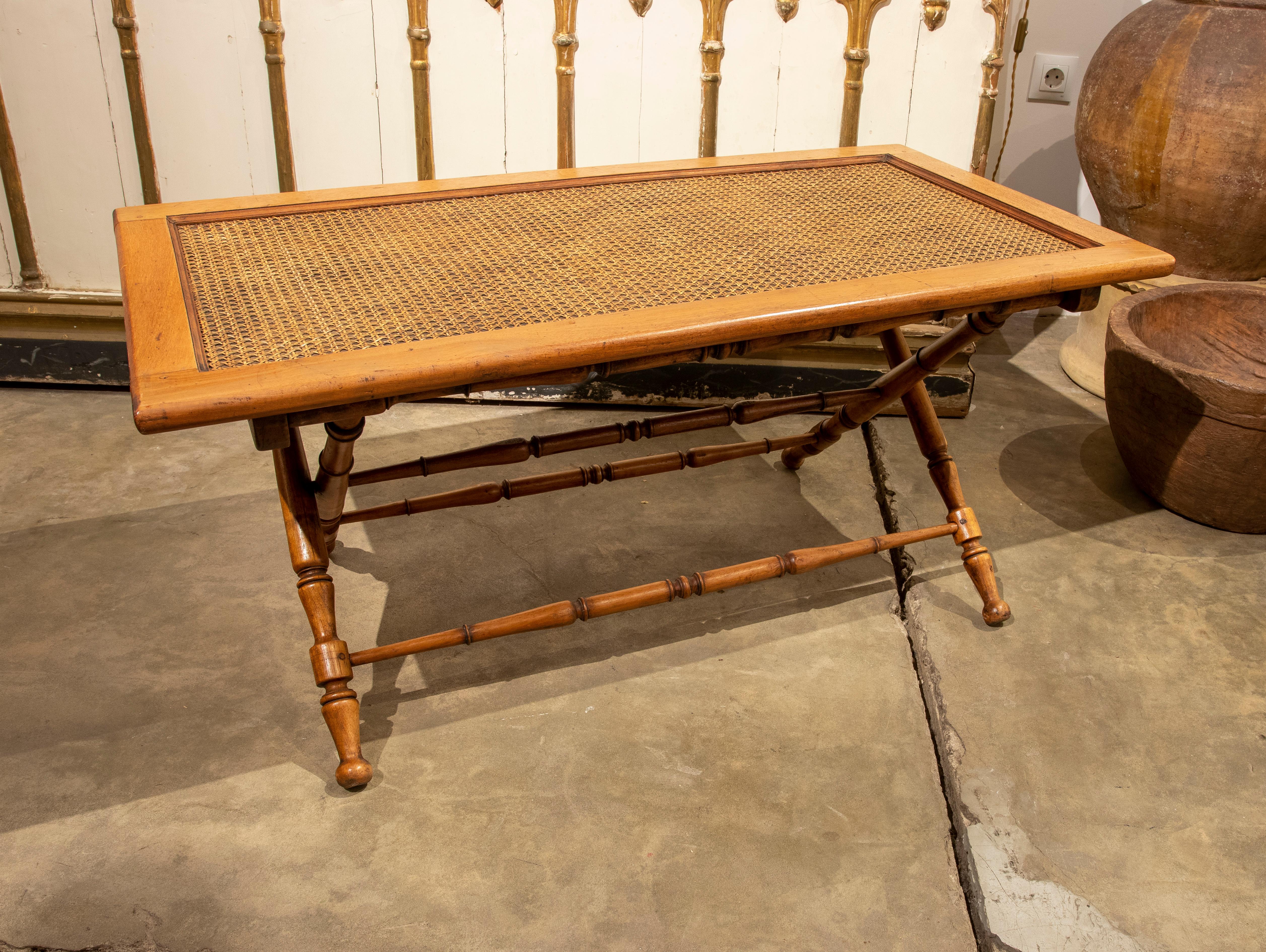 Osier Table basse en bambou imitation bois des années 1970 avec table pliante en raphia  en vente