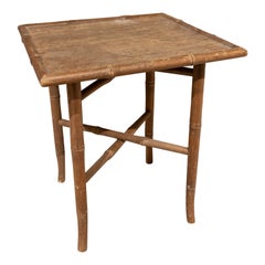 Mesa auxiliar de bambú imitación madera de los años 70 con tablero de madera