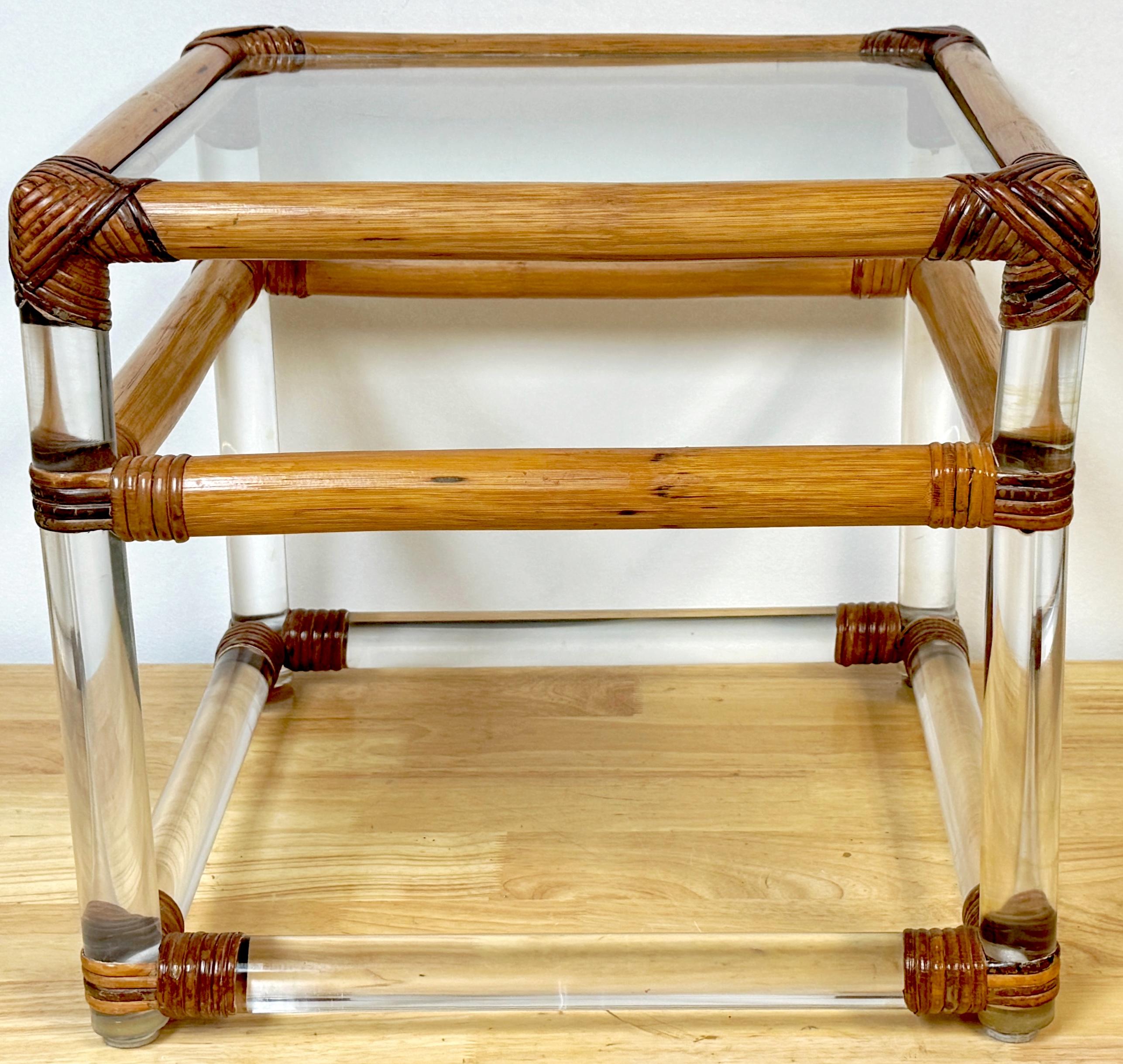 Table à boissons/table d'appoint cubique montée en bambou des années 1970, style Crespi 

Ce cube en Lucite monté sur bambou, datant des années 1970, est une pièce rare et unique qui présente un mélange inspiré de matériaux naturels et modernes,